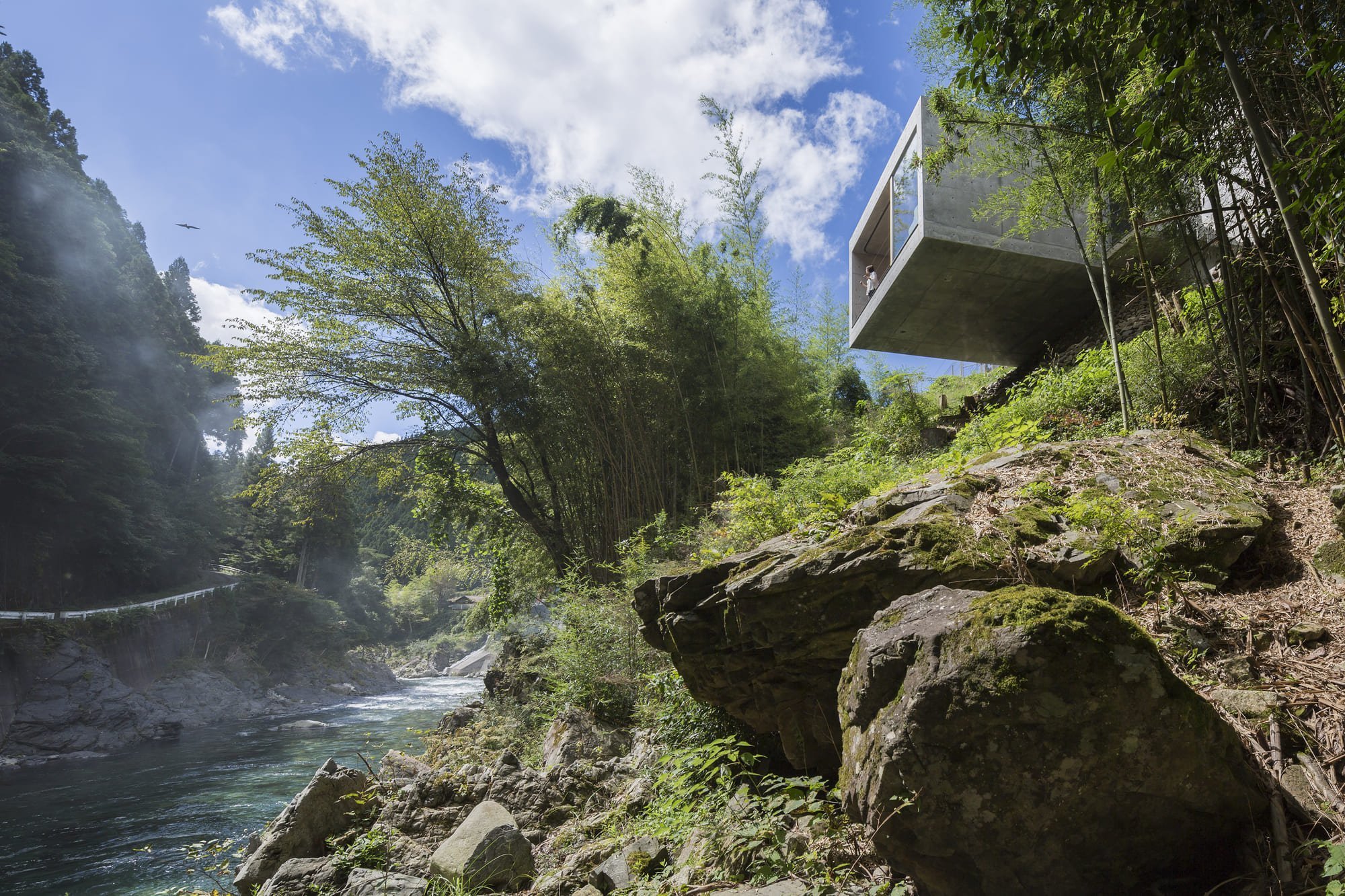 Дом на скалистом склоне в венгрии. Дом на обрыве реки. "дом на скале" в штате висконсин. Домик на берегу озера. Cliff house - дом на утесе в австралии.