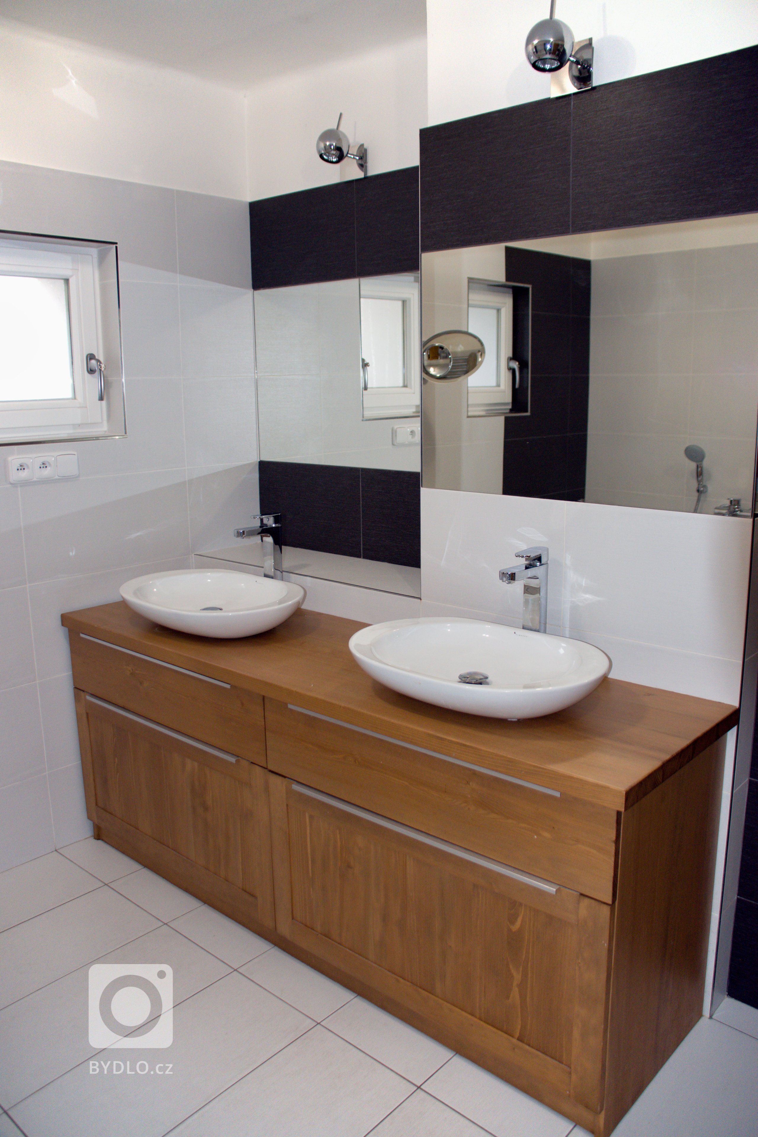 Zachovat genia loci domu z 20. let minulého století a přitom nabídnout bydlení odpovídající současným nárokům pro čtyřčlennou rodinu, to bylo zadání této…