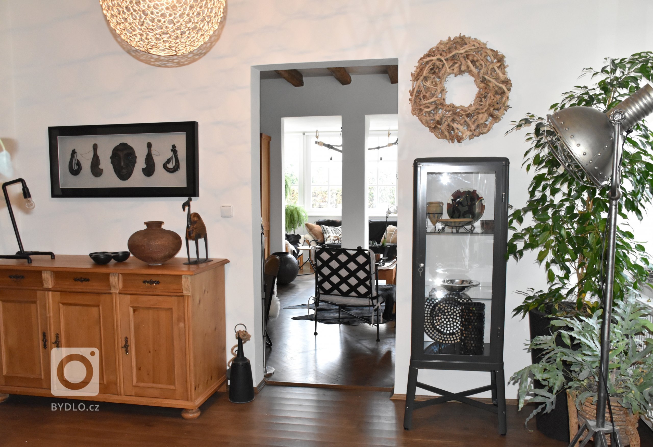 Zachovat genia loci domu z 20. let minulého století a přitom nabídnout bydlení odpovídající současným nárokům pro čtyřčlennou rodinu, to bylo zadání této…