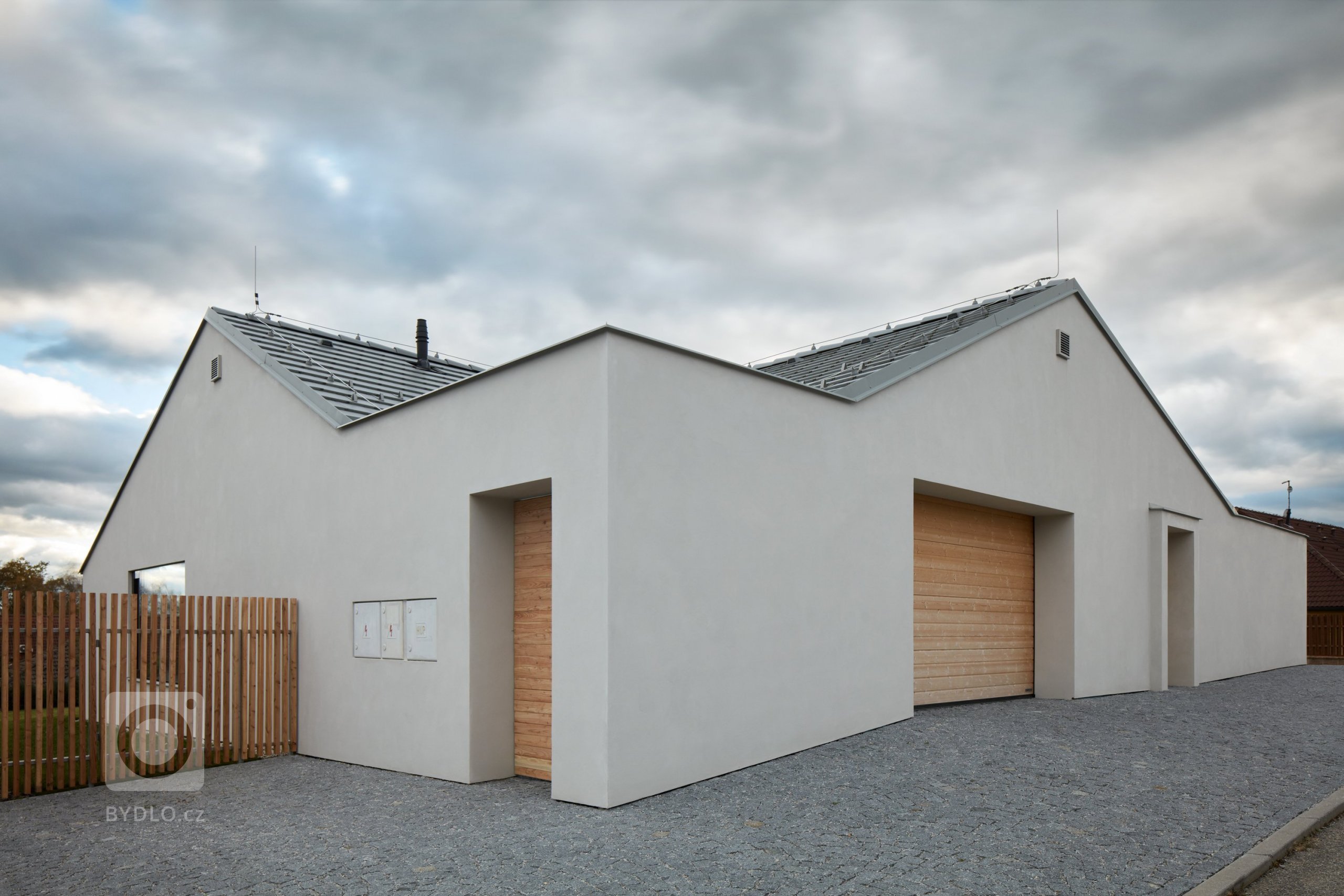 Litvínovice se nacházejí asi pět kilometrů jižně od Českých Budějovic. Původní uliční strukturu přebíjí všemi směry se rozpínající sídelní kaše&nbsp;&ndash;…