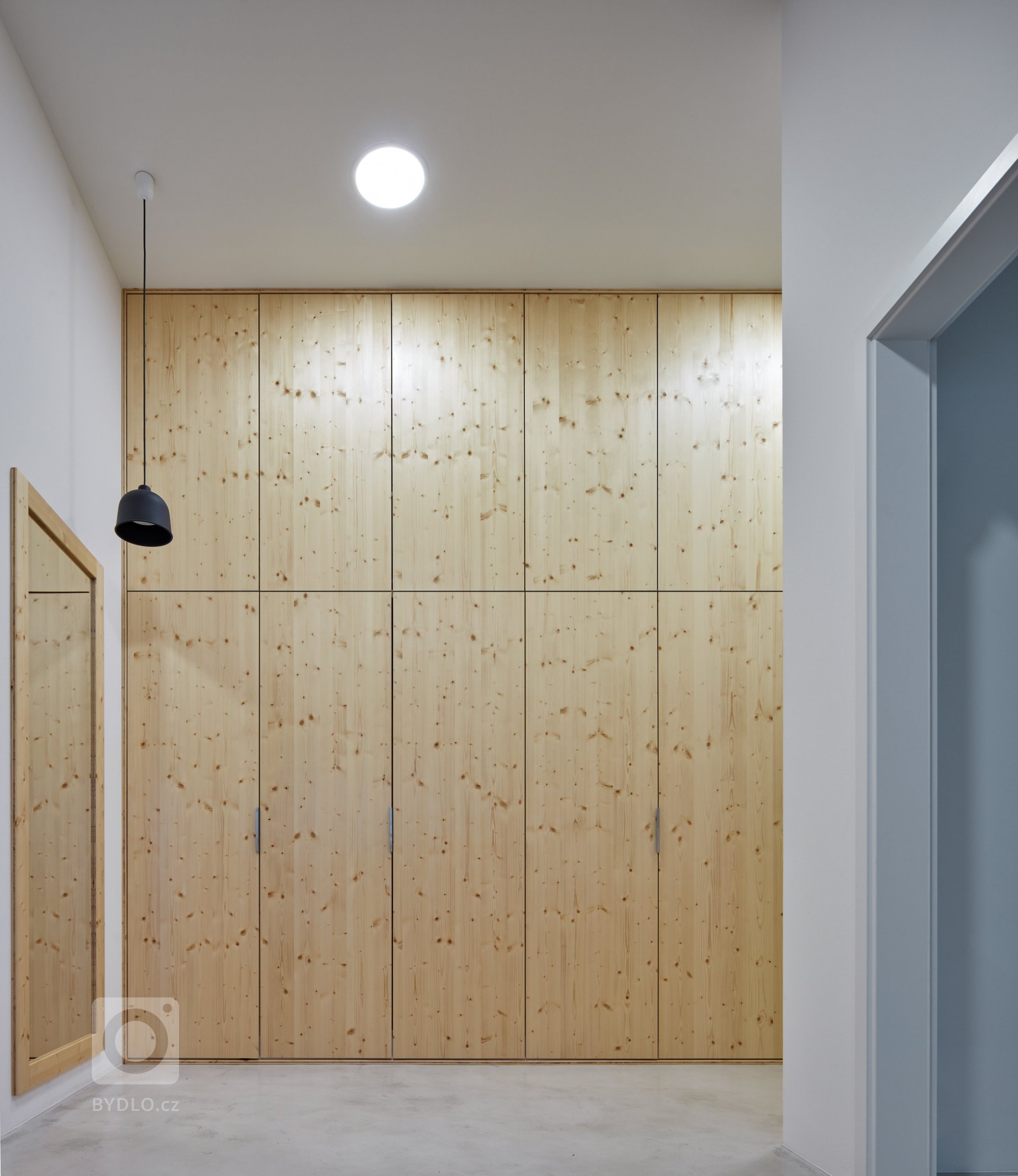 Litvínovice se nacházejí asi pět kilometrů jižně od Českých Budějovic. Původní uliční strukturu přebíjí všemi směry se rozpínající sídelní kaše&nbsp;&ndash;…