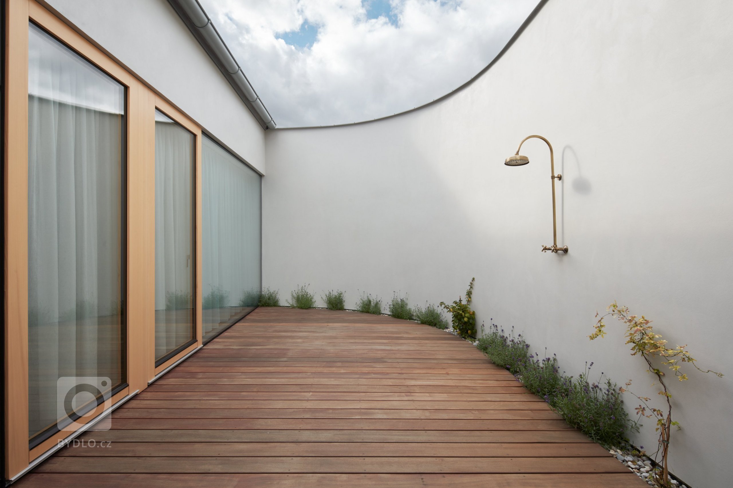 Litvínovice se nacházejí asi pět kilometrů jižně od Českých Budějovic. Původní uliční strukturu přebíjí všemi směry se rozpínající sídelní kaše&nbsp;&ndash;…