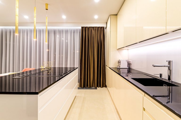 Čistá elegance v kombinaci barev krémové a bílé doplněné zlatými prvky navozuje pocit luxusu. Dokonalá harmonie měkkých tónů v estetické a zároveň funkční…