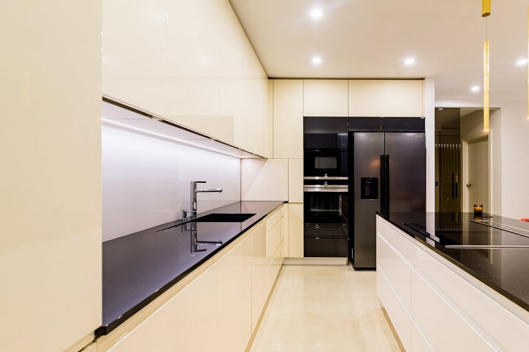 Čistá elegance v kombinaci barev krémové a bílé doplněné zlatými prvky navozuje pocit luxusu. Dokonalá harmonie měkkých tónů v estetické a zároveň funkční…