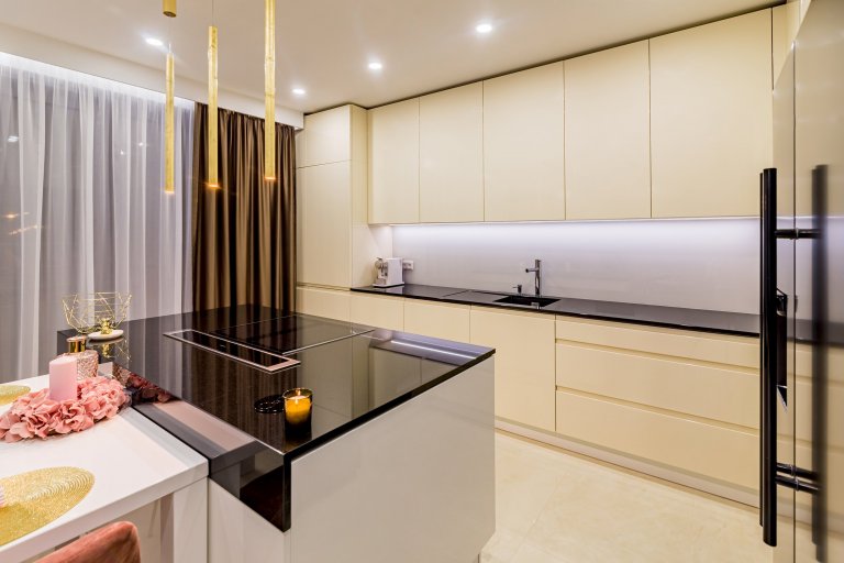 Čistá elegance v kombinaci barev krémové a bílé doplněné zlatými prvky navozuje pocit luxusu. Dokonalá harmonie měkkých tónů v estetické a zároveň funkční…