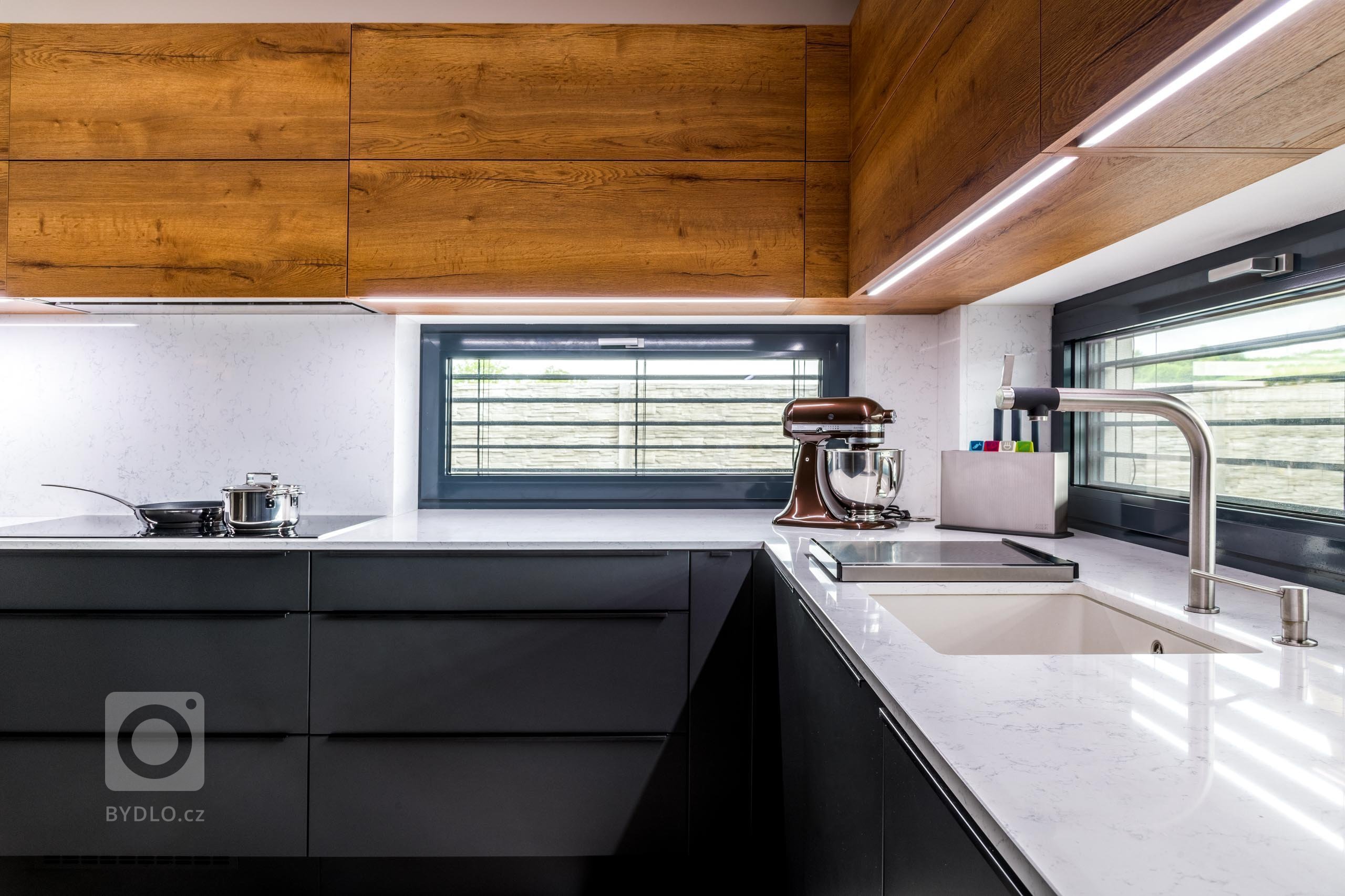 Mladá rodina, která se nemusí omezovat prostorem, si na první dojem zamilovala tuhle barevnou kombinaci. Skříňky jsou zvoleny z exkluzivního materiálu LAK…