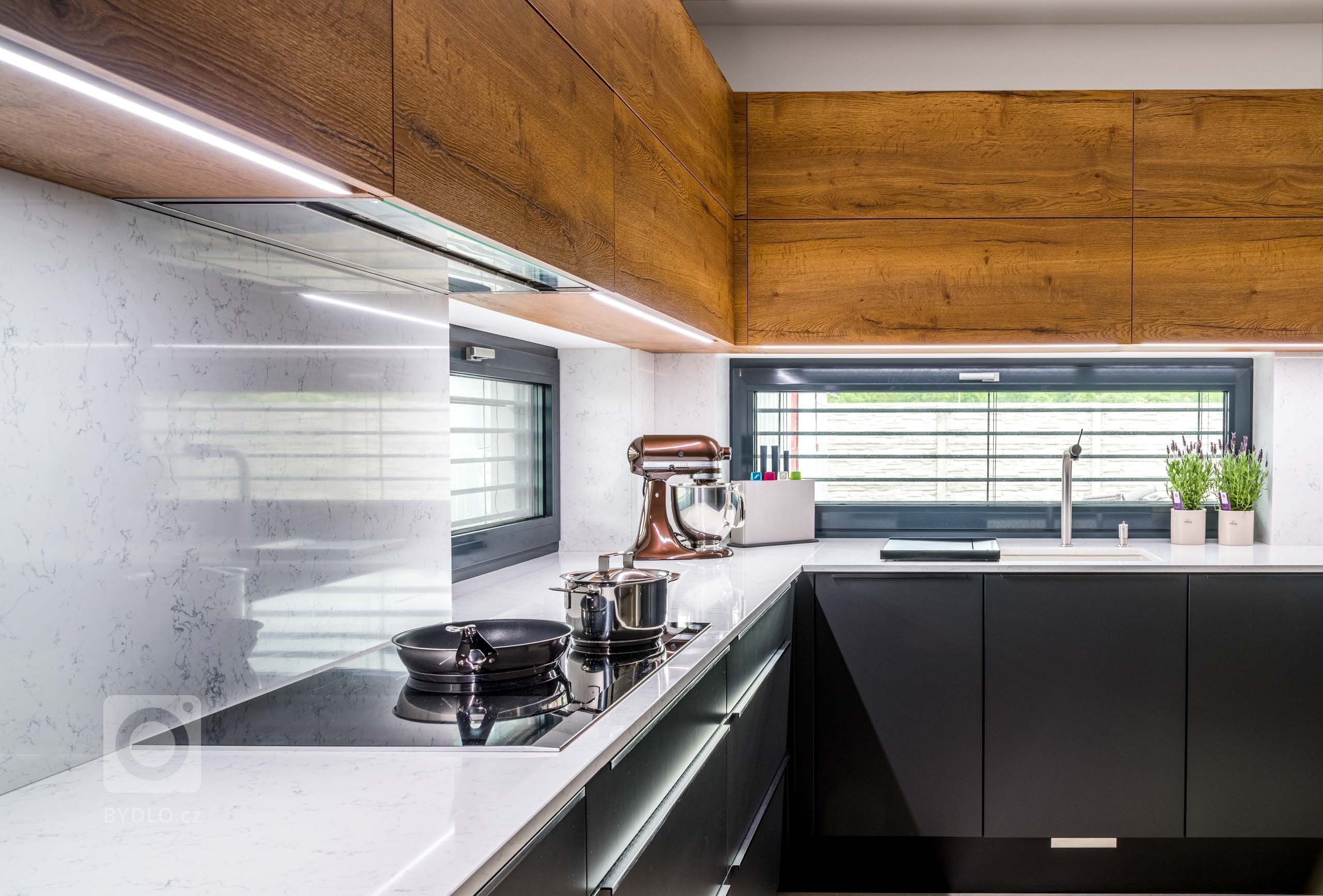 Mladá rodina, která se nemusí omezovat prostorem, si na první dojem zamilovala tuhle barevnou kombinaci. Skříňky jsou zvoleny z exkluzivního materiálu LAK…