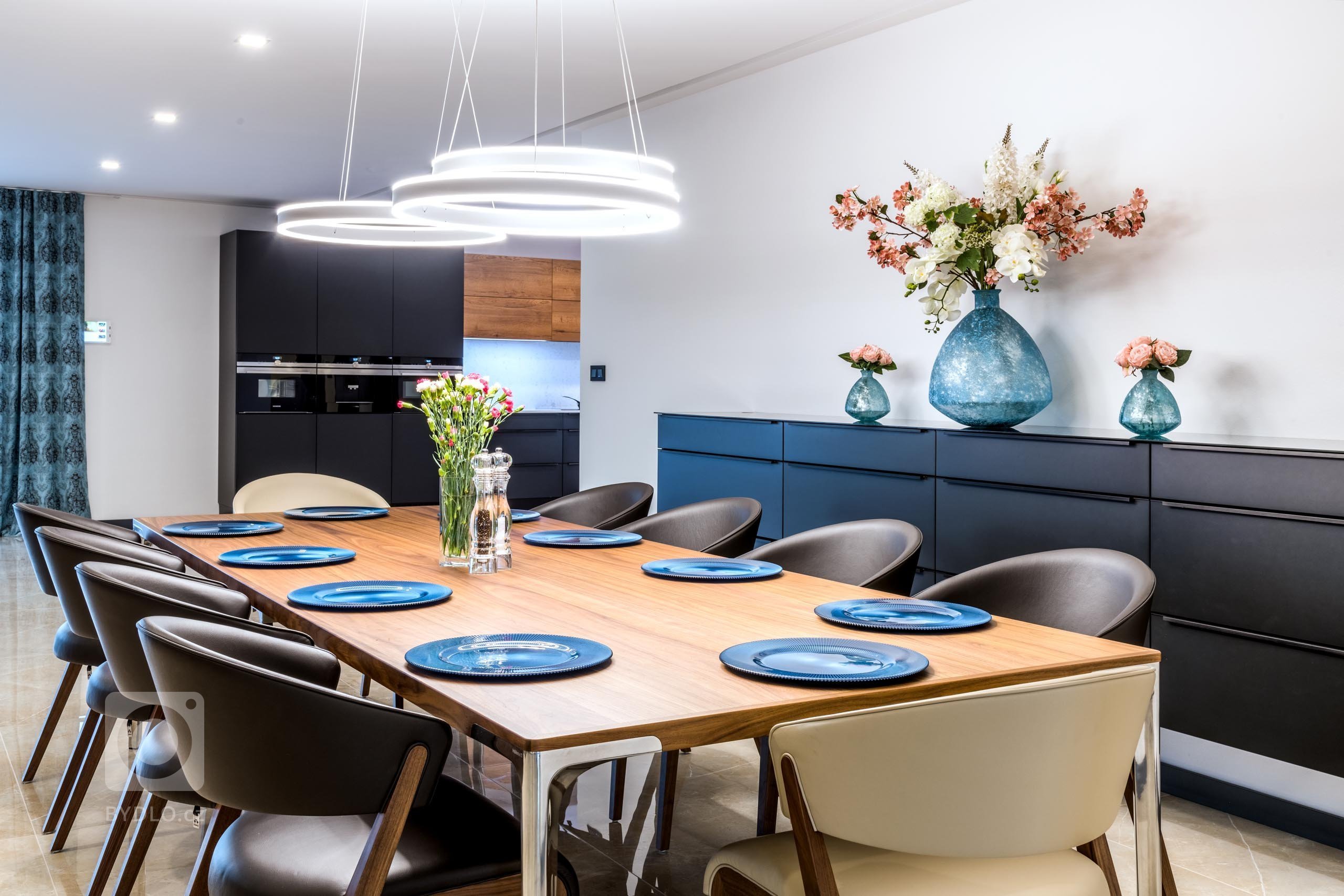 Mladá rodina, která se nemusí omezovat prostorem, si na první dojem zamilovala tuhle barevnou kombinaci. Skříňky jsou zvoleny z exkluzivního materiálu LAK…