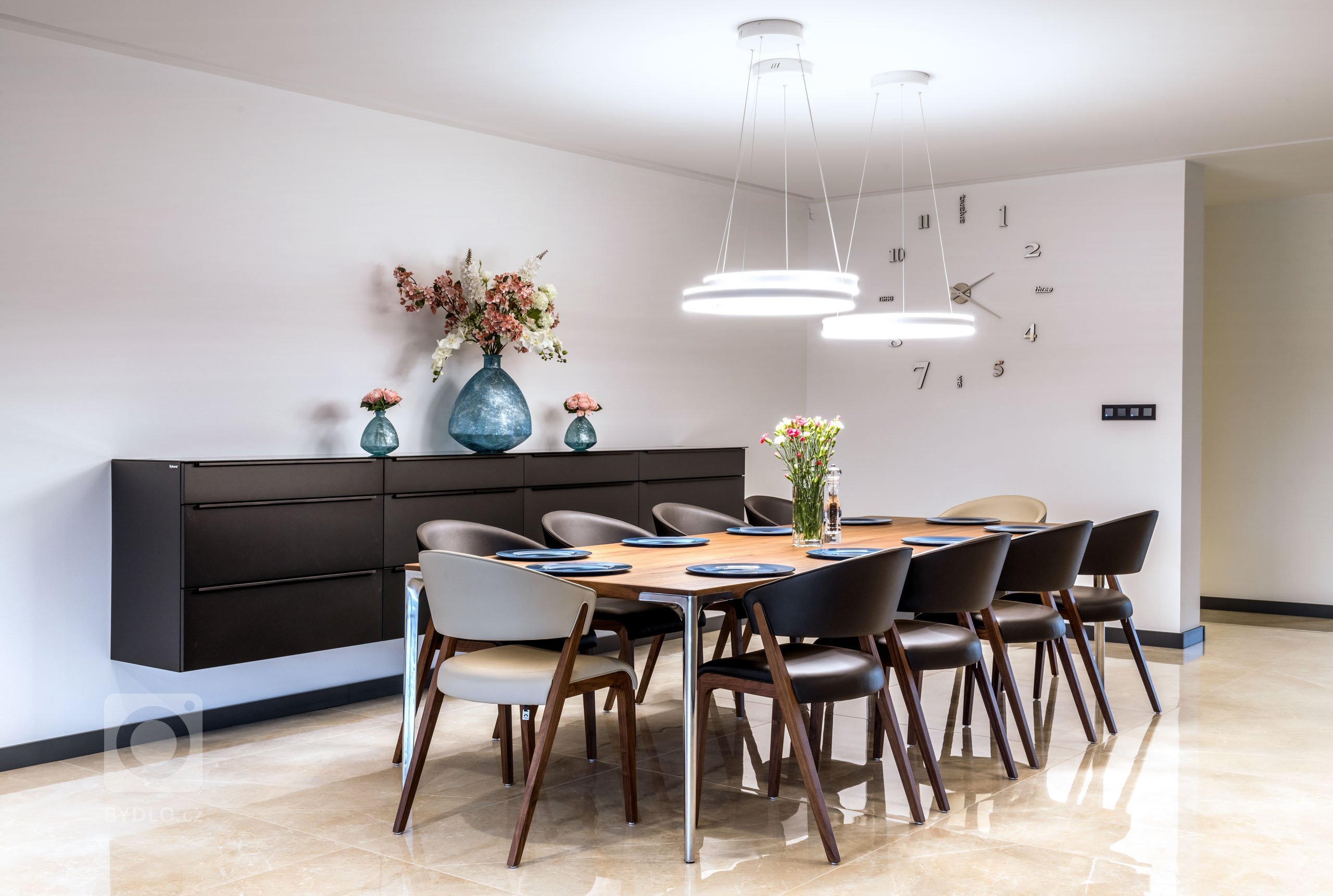 Mladá rodina, která se nemusí omezovat prostorem, si na první dojem zamilovala tuhle barevnou kombinaci. Skříňky jsou zvoleny z exkluzivního materiálu LAK…