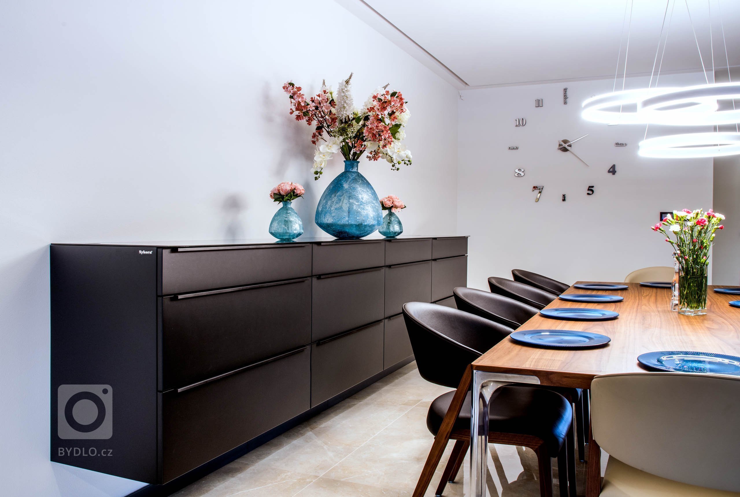 Mladá rodina, která se nemusí omezovat prostorem, si na první dojem zamilovala tuhle barevnou kombinaci. Skříňky jsou zvoleny z exkluzivního materiálu LAK…