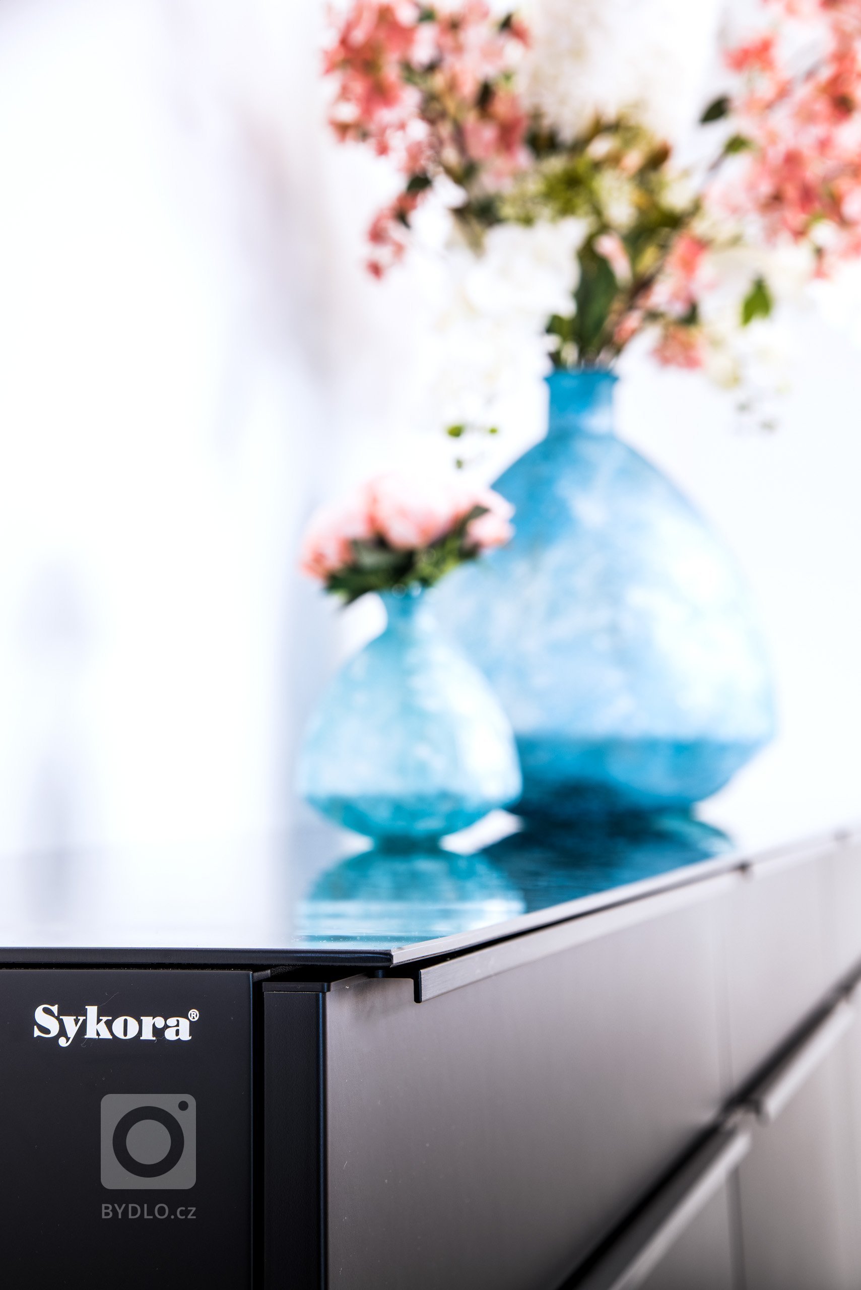 Mladá rodina, která se nemusí omezovat prostorem, si na první dojem zamilovala tuhle barevnou kombinaci. Skříňky jsou zvoleny z exkluzivního materiálu LAK…