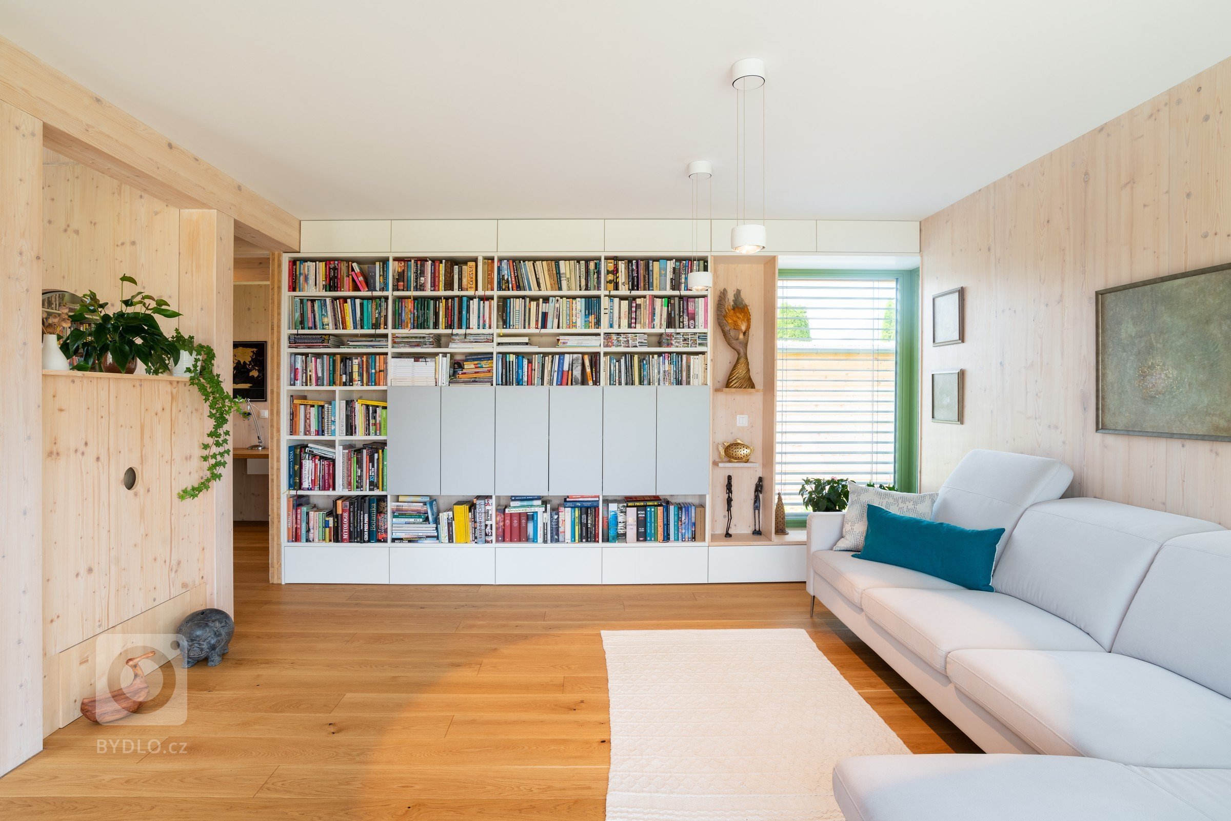 Objekt je dvoupodlažní. V prvním nadzemním podlaží se nachází při severní straně vstup, tento je přístupný po vstupním schodišti vzhledem ke zvolené konstrukci…