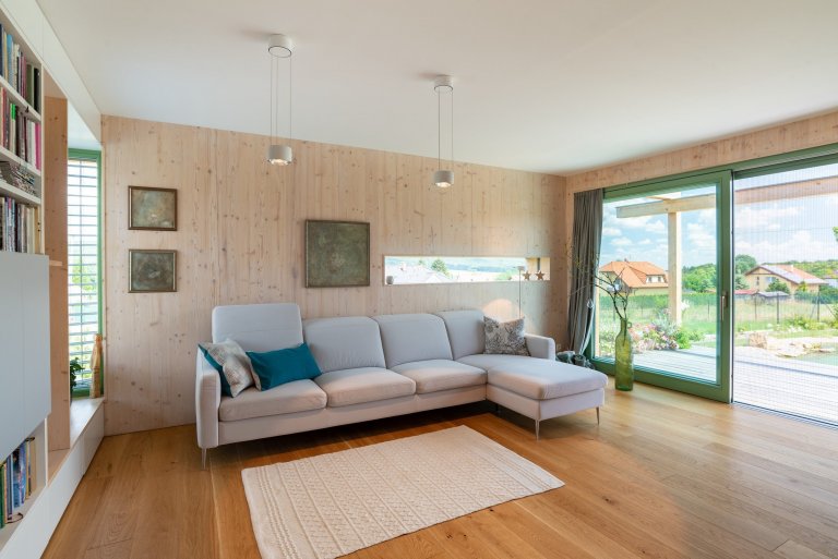 Objekt je dvoupodlažní. V prvním nadzemním podlaží se nachází při severní straně vstup, tento je přístupný po vstupním schodišti vzhledem ke zvolené konstrukci…