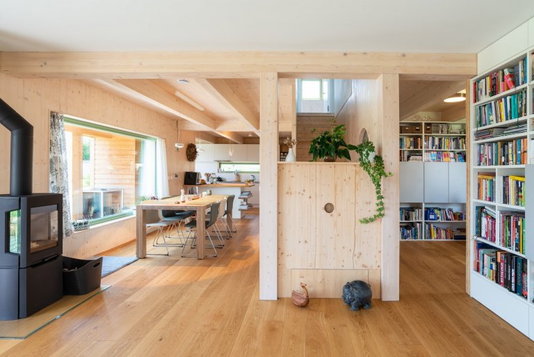 Objekt je dvoupodlažní. V prvním nadzemním podlaží se nachází při severní straně vstup, tento je přístupný po vstupním schodišti vzhledem ke zvolené konstrukci…