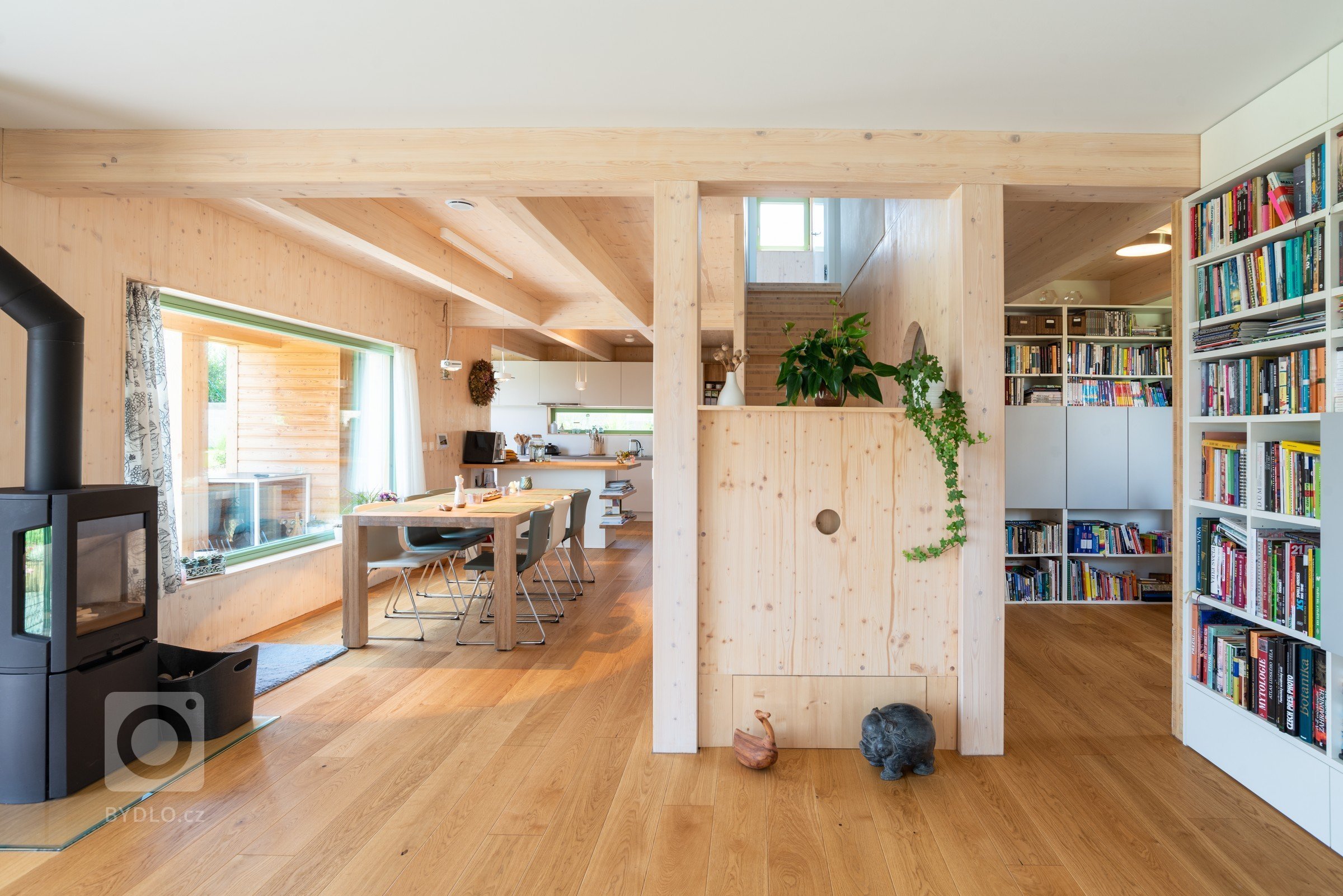 Objekt je dvoupodlažní. V prvním nadzemním podlaží se nachází při severní straně vstup, tento je přístupný po vstupním schodišti vzhledem ke zvolené konstrukci…