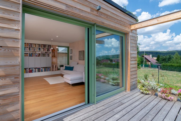 Objekt je dvoupodlažní. V prvním nadzemním podlaží se nachází při severní straně vstup, tento je přístupný po vstupním schodišti vzhledem ke zvolené konstrukci…