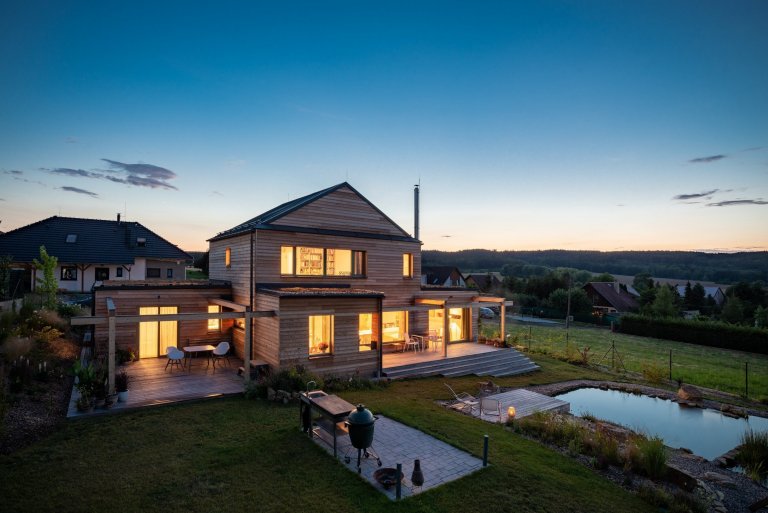 Objekt je dvoupodlažní. V prvním nadzemním podlaží se nachází při severní straně vstup, tento je přístupný po vstupním schodišti vzhledem ke zvolené konstrukci…