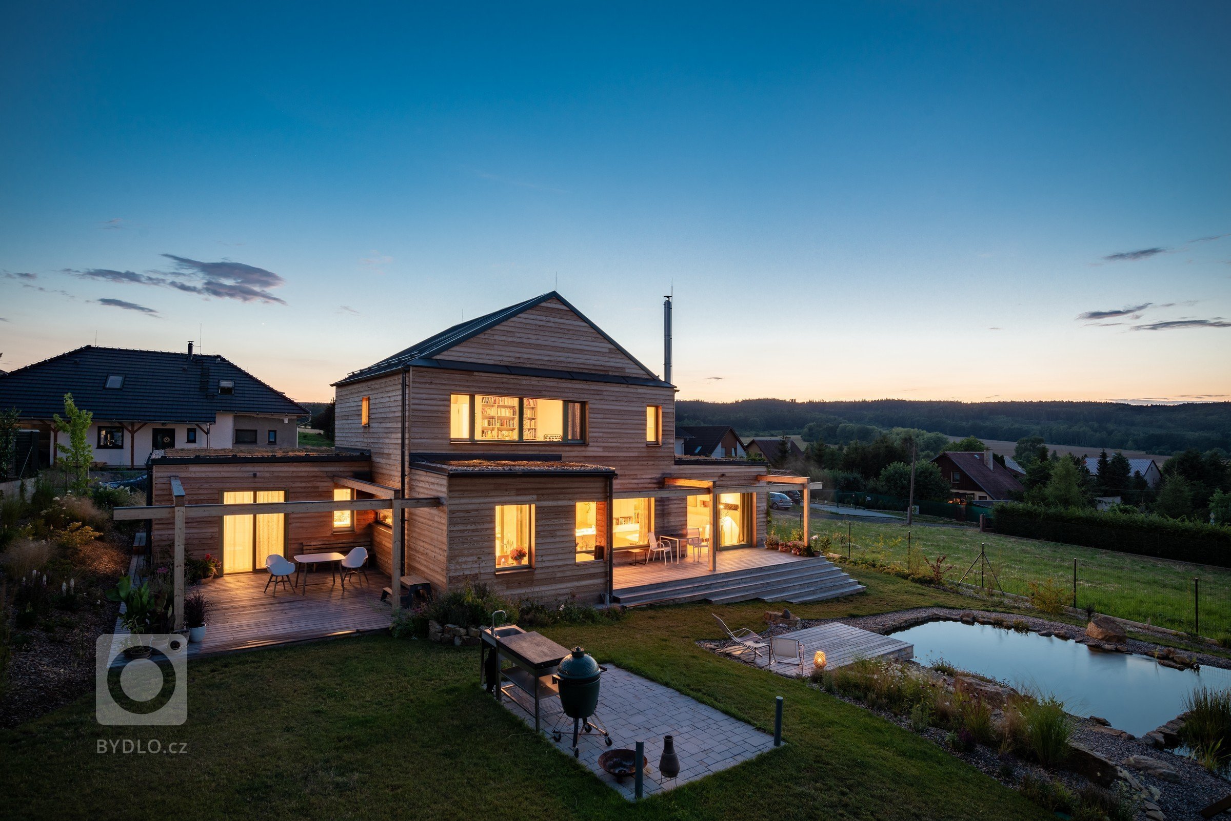 Objekt je dvoupodlažní. V prvním nadzemním podlaží se nachází při severní straně vstup, tento je přístupný po vstupním schodišti vzhledem ke zvolené konstrukci…