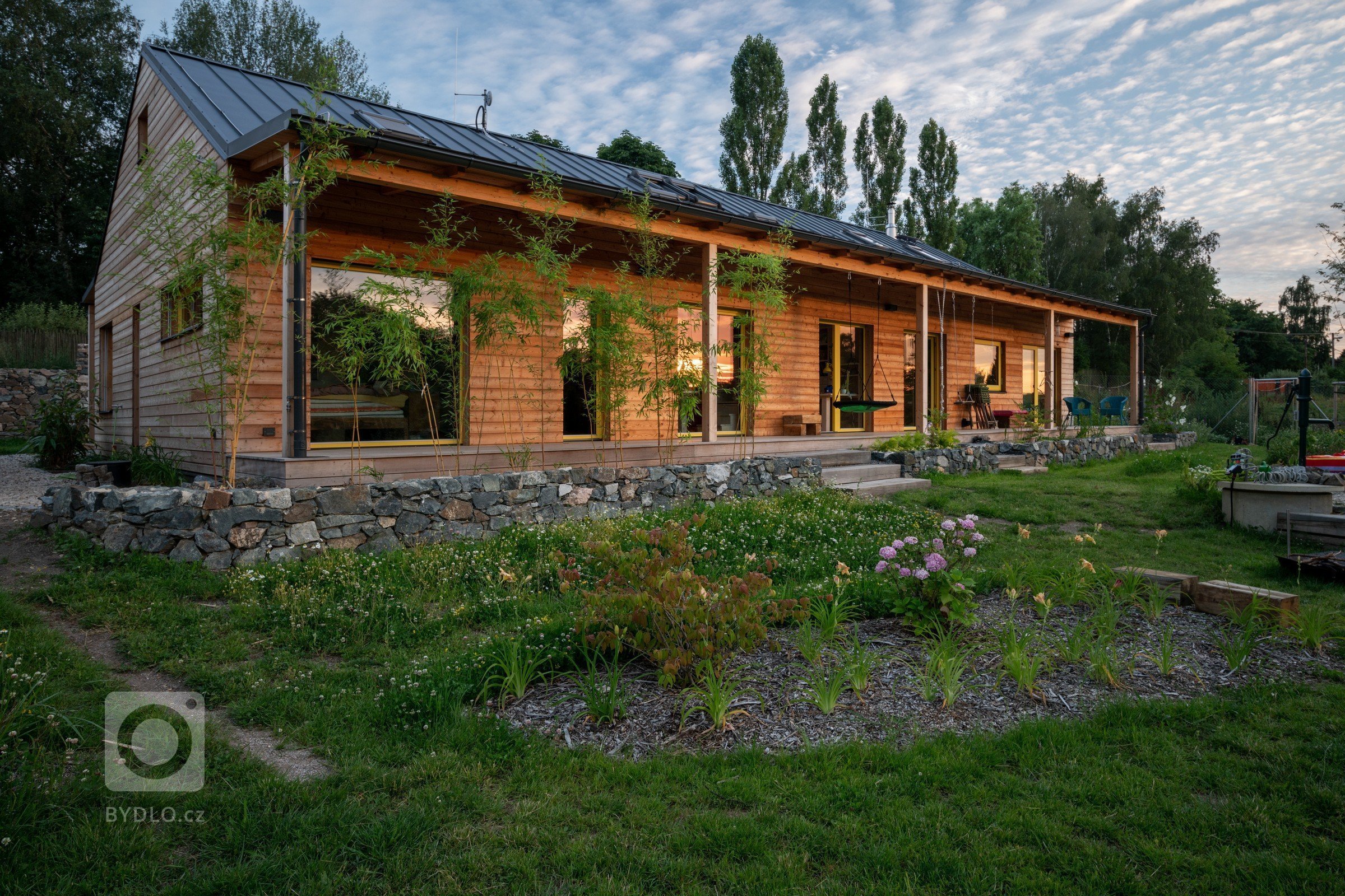 Realizace:&nbsp;
2018
Užitná plocha:&nbsp;
238,4 m2
Zastavěná plocha:&nbsp;
270 m2

Dům je umístěn při západní hranici pozemku, kde se též nachází i vjezd na…