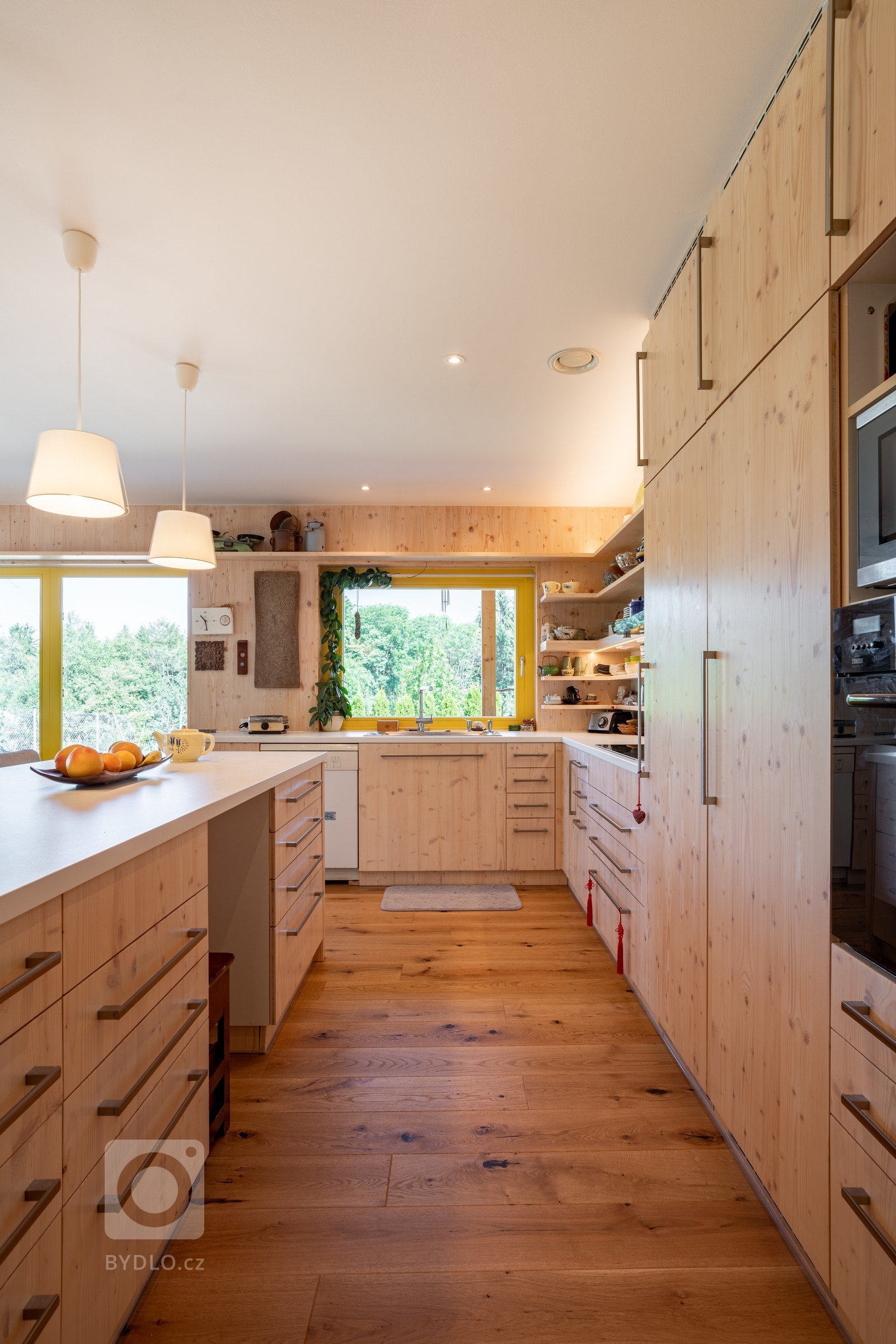 Realizace:&nbsp;
2018
Užitná plocha:&nbsp;
238,4 m2
Zastavěná plocha:&nbsp;
270 m2

Dům je umístěn při západní hranici pozemku, kde se též nachází i vjezd na…