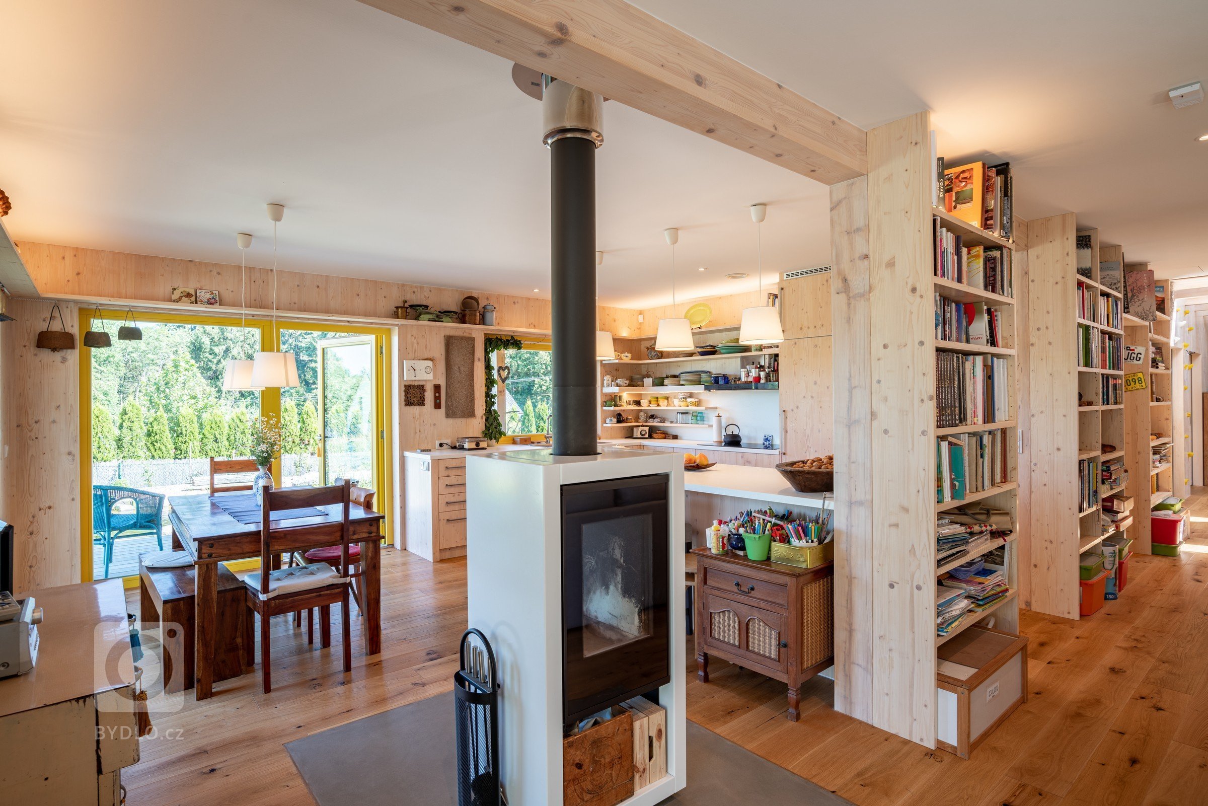 Realizace:&nbsp;
2018
Užitná plocha:&nbsp;
238,4 m2
Zastavěná plocha:&nbsp;
270 m2

Dům je umístěn při západní hranici pozemku, kde se též nachází i vjezd na…