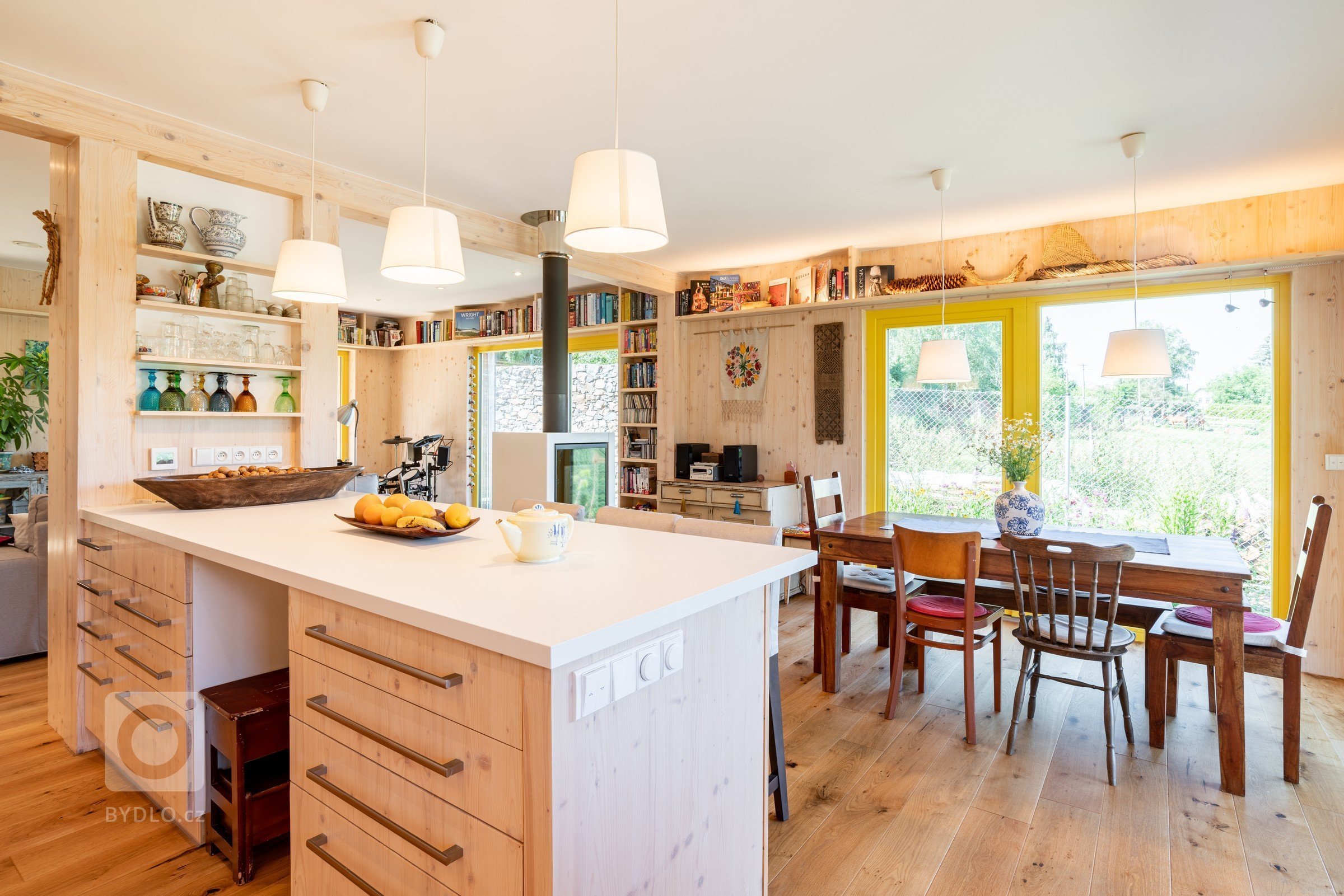 Realizace:&nbsp;
2018
Užitná plocha:&nbsp;
238,4 m2
Zastavěná plocha:&nbsp;
270 m2

Dům je umístěn při západní hranici pozemku, kde se též nachází i vjezd na…