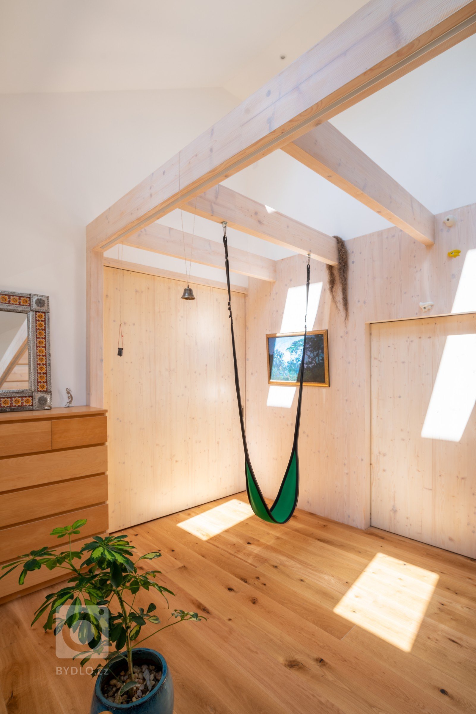 Realizace:&nbsp;
2018
Užitná plocha:&nbsp;
238,4 m2
Zastavěná plocha:&nbsp;
270 m2

Dům je umístěn při západní hranici pozemku, kde se též nachází i vjezd na…