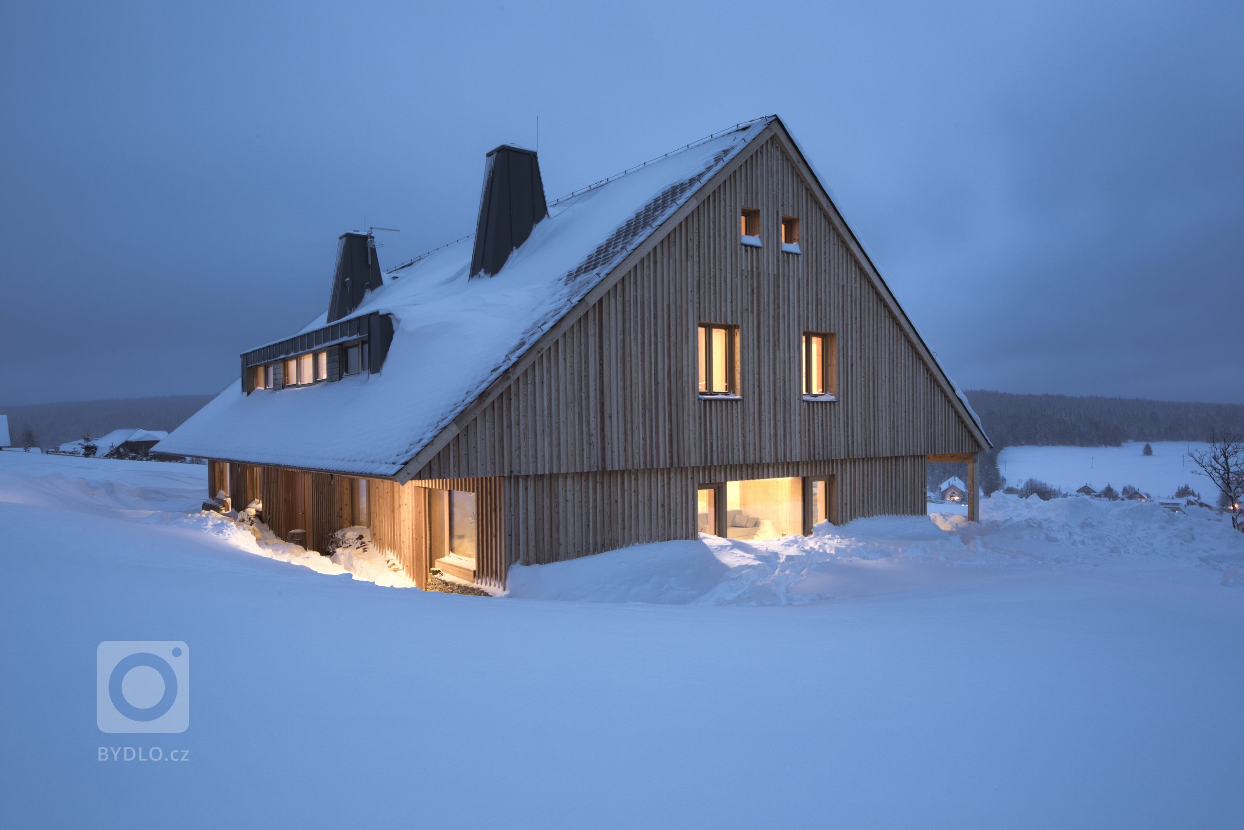 Autor:&nbsp;
Ing. arch. Michal Fišer
Realizace:&nbsp;
2018
Užitná plocha:&nbsp;
462 m2
Zastavěná plocha:&nbsp;
291 m2

Navrhování dvojdomu vrhlo do zadání…