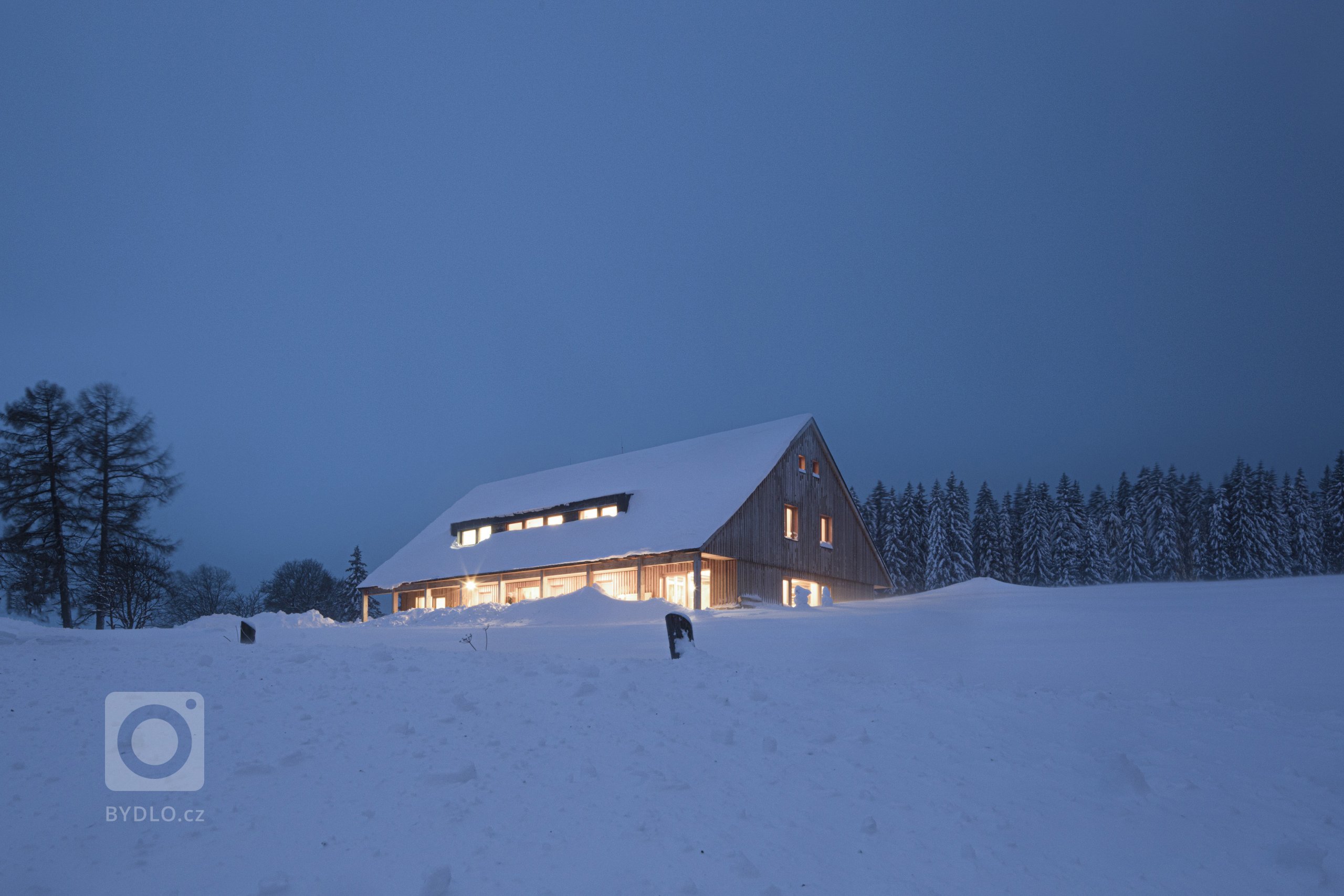 Autor:&nbsp;
Ing. arch. Michal Fišer
Realizace:&nbsp;
2018
Užitná plocha:&nbsp;
462 m2
Zastavěná plocha:&nbsp;
291 m2

Navrhování dvojdomu vrhlo do zadání…