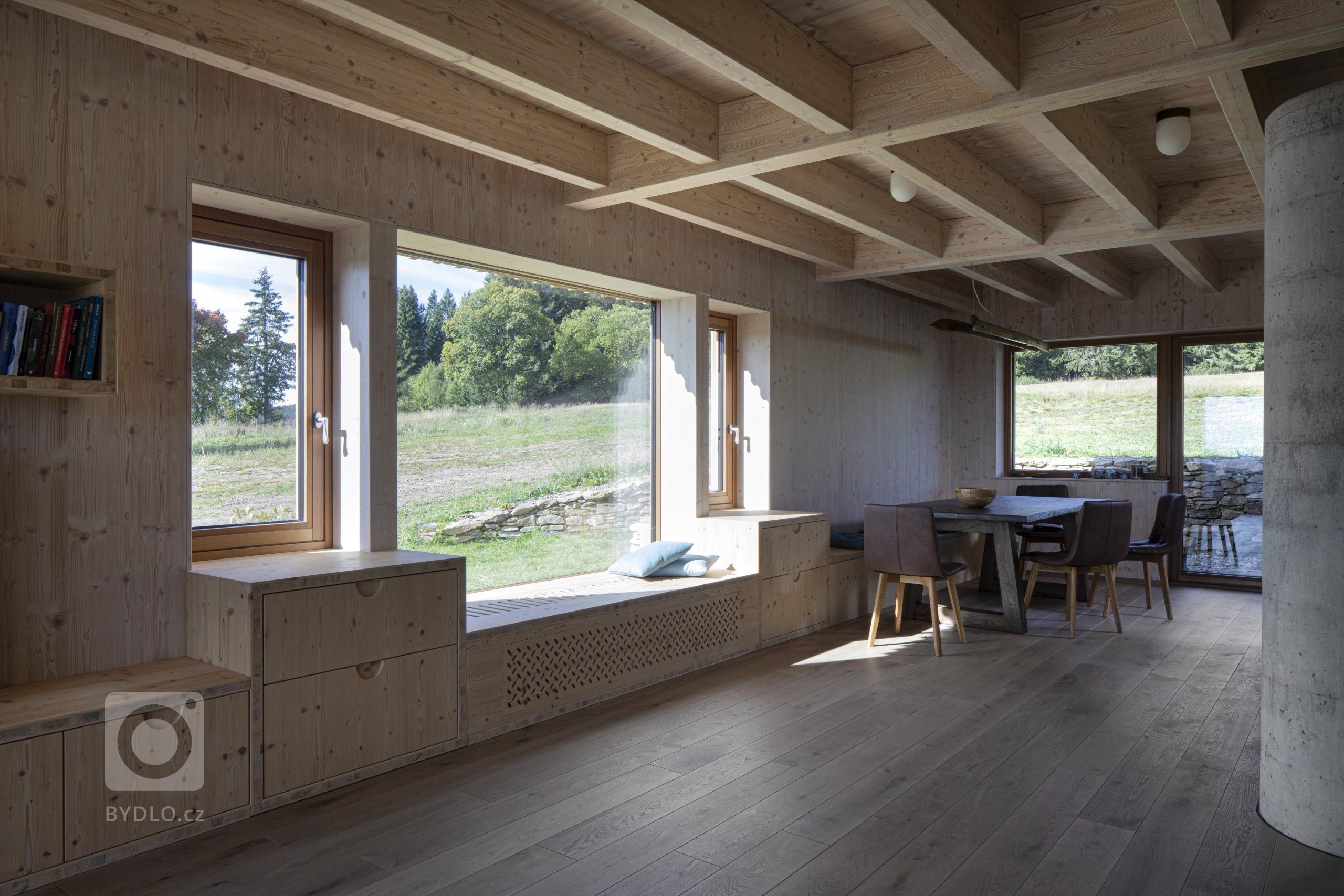 Autor:&nbsp;
Ing. arch. Michal Fišer
Realizace:&nbsp;
2018
Užitná plocha:&nbsp;
462 m2
Zastavěná plocha:&nbsp;
291 m2

Navrhování dvojdomu vrhlo do zadání…