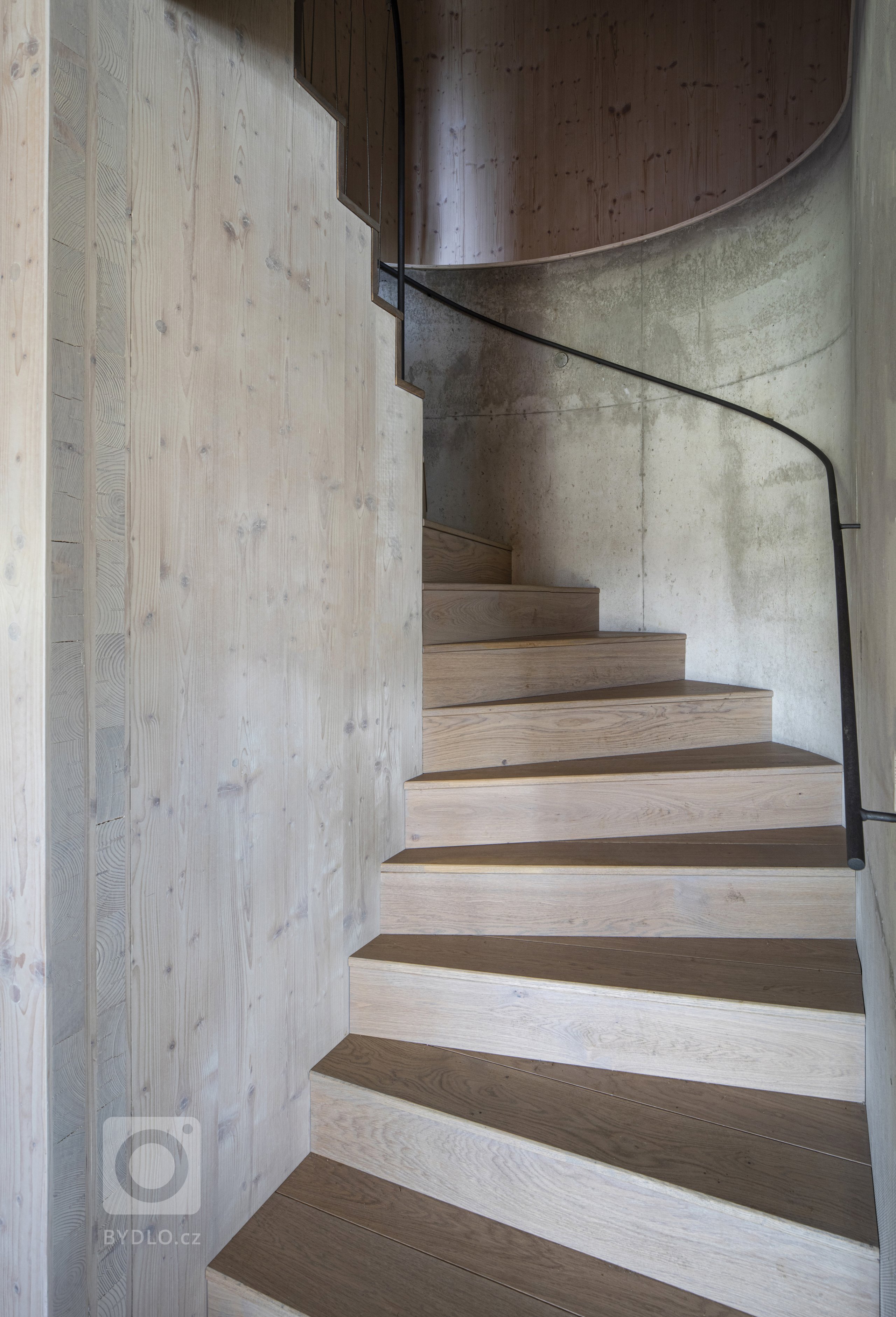 Autor:&nbsp;
Ing. arch. Michal Fišer
Realizace:&nbsp;
2018
Užitná plocha:&nbsp;
462 m2
Zastavěná plocha:&nbsp;
291 m2

Navrhování dvojdomu vrhlo do zadání…