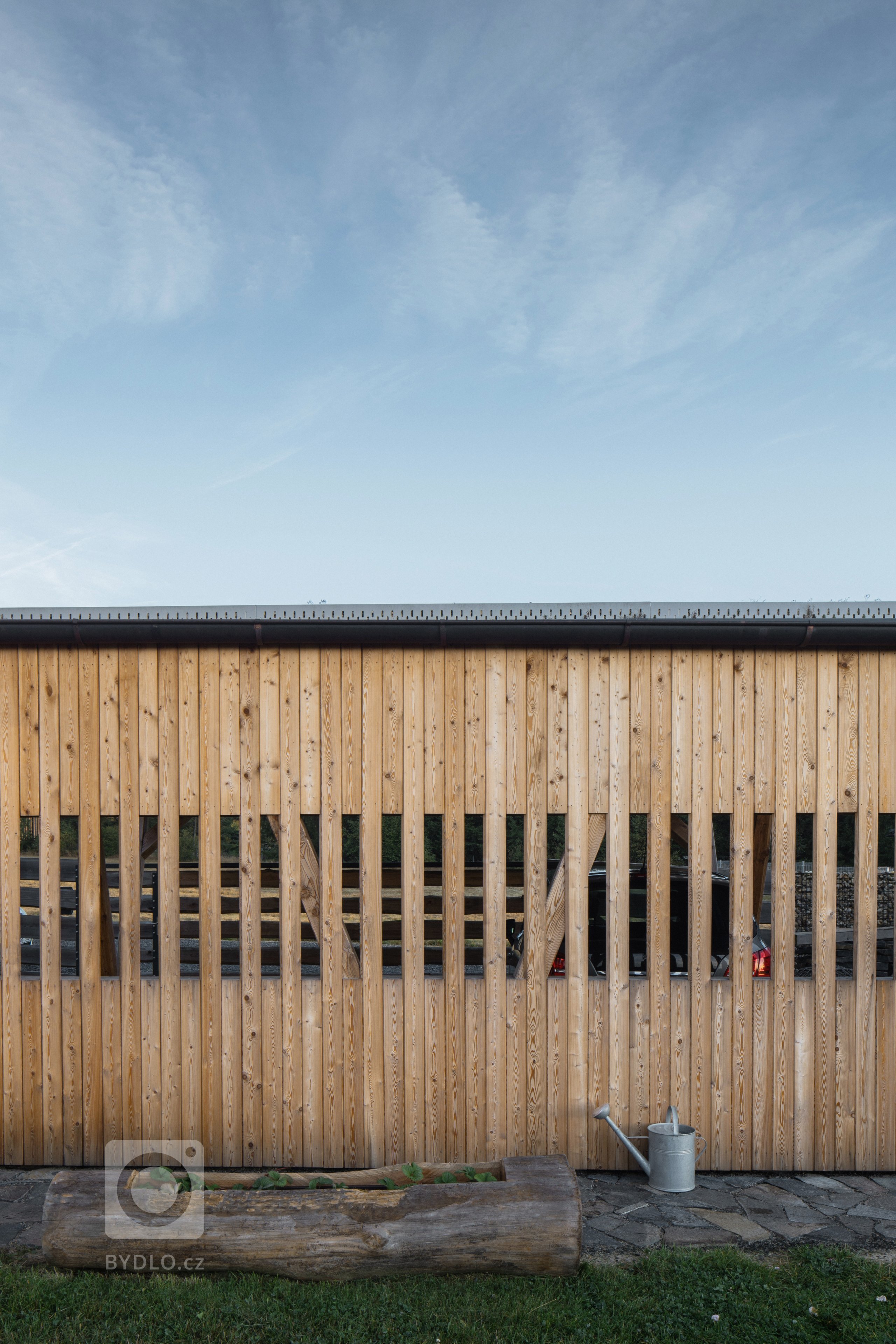 Autor: Ing. arch. Jakub Loučka&nbsp;

Užitná plocha: 101 m2

Zastavěná plocha: 68 m2&nbsp;

Celková dodaná energie: B&nbsp;

Zdánlivě vyčerpané téma malého…