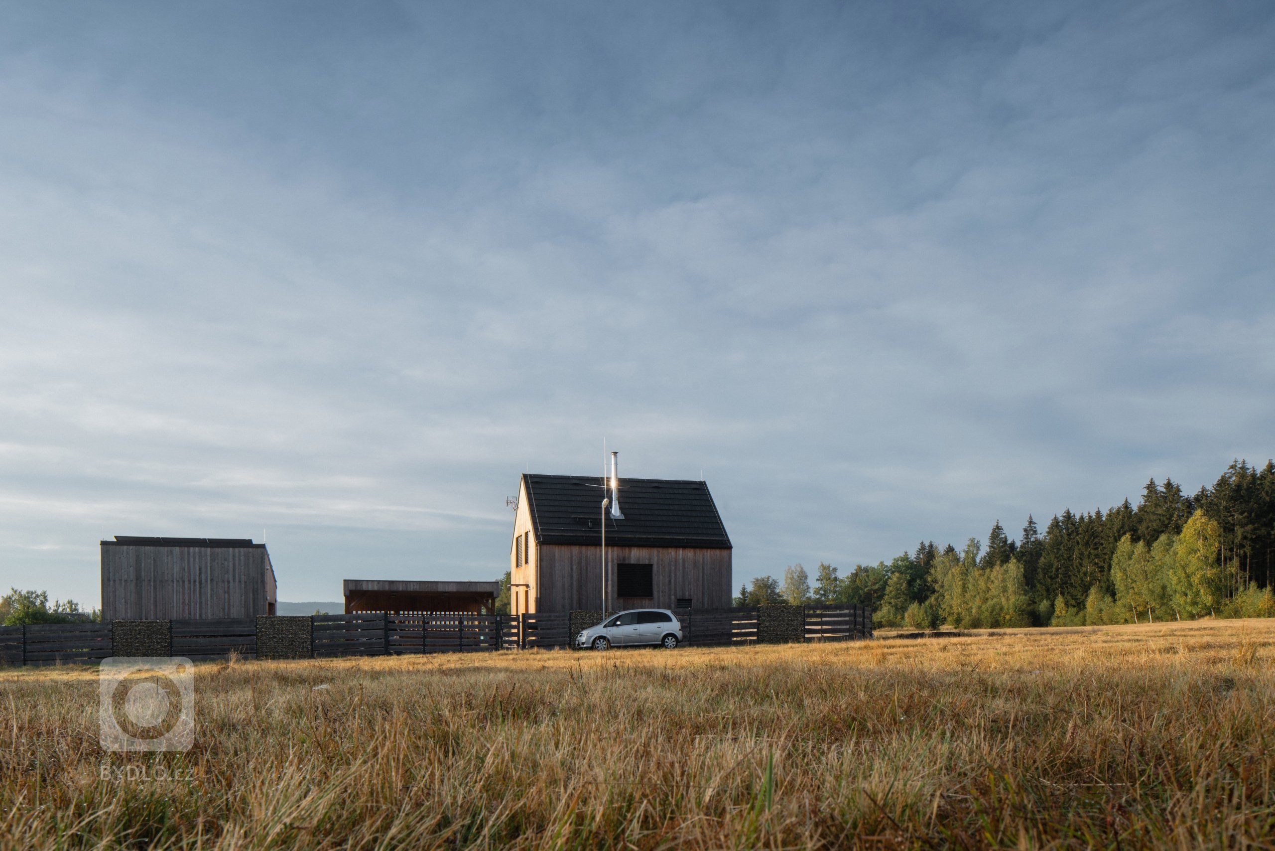 Autor: Ing. arch. Jakub Loučka&nbsp;

Užitná plocha: 101 m2

Zastavěná plocha: 68 m2&nbsp;

Celková dodaná energie: B&nbsp;

Zdánlivě vyčerpané téma malého…