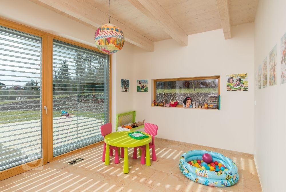 Dům je postaven na louce v&nbsp;blízkosti lesa. Návrh domu reaguje na okolní krajinu. Objekt je umístěn při severozápadní hranici pozemku a otevřen směrem k…