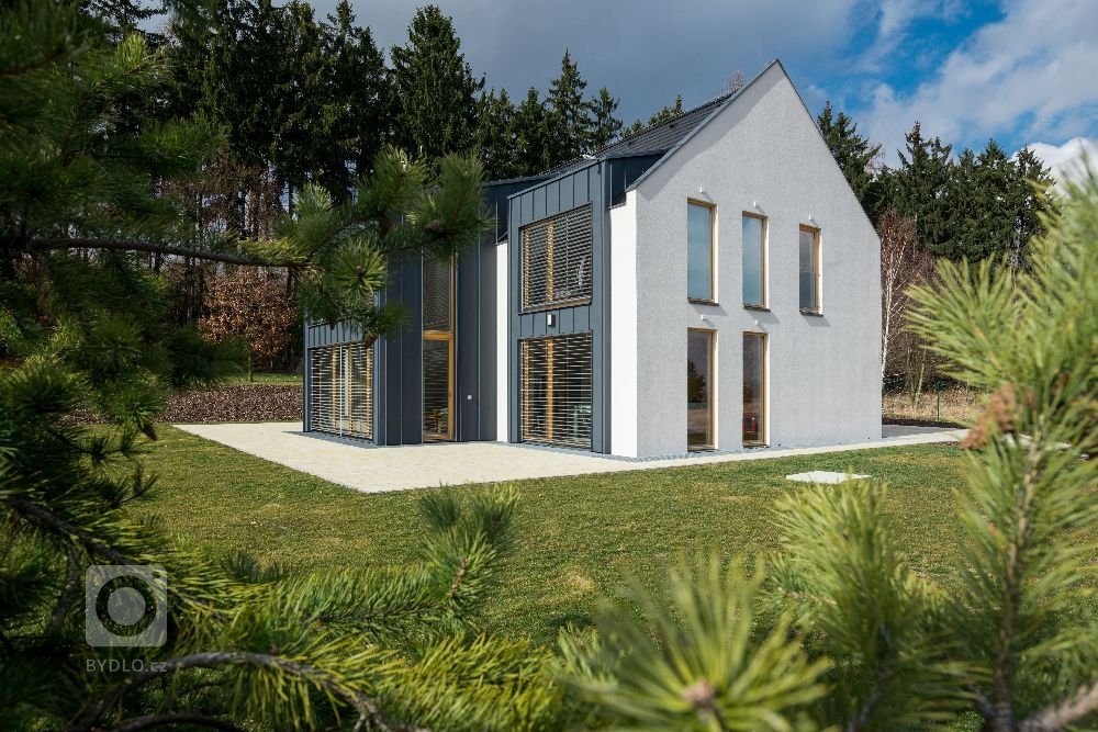 Dům je postaven na louce v&nbsp;blízkosti lesa. Návrh domu reaguje na okolní krajinu. Objekt je umístěn při severozápadní hranici pozemku a otevřen směrem k…