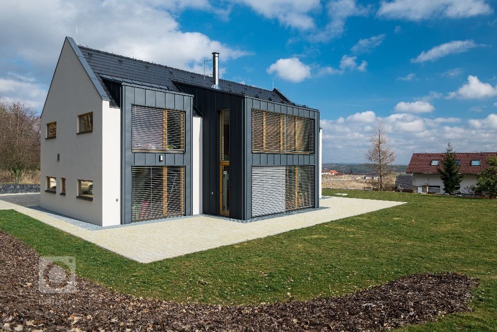 Dům je postaven na louce v&nbsp;blízkosti lesa. Návrh domu reaguje na okolní krajinu. Objekt je umístěn při severozápadní hranici pozemku a otevřen směrem k…