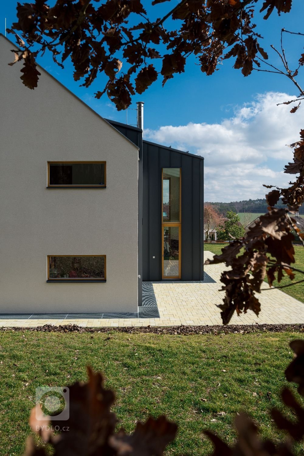 Dům je postaven na louce v&nbsp;blízkosti lesa. Návrh domu reaguje na okolní krajinu. Objekt je umístěn při severozápadní hranici pozemku a otevřen směrem k…