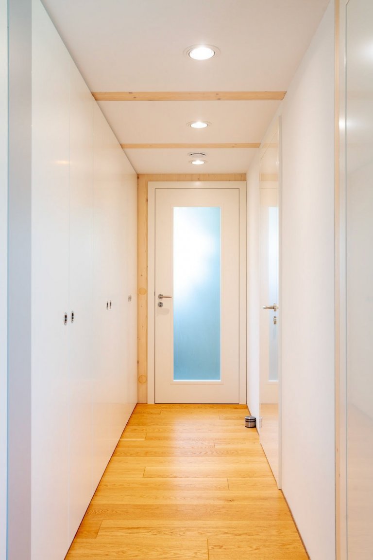 Objekt je dvoupodlažní. V prvním nadzemním podlaží se nachází při severní straně vstup, tento je přístupný po vstupním schodišti vzhledem ke zvolené konstrukci…