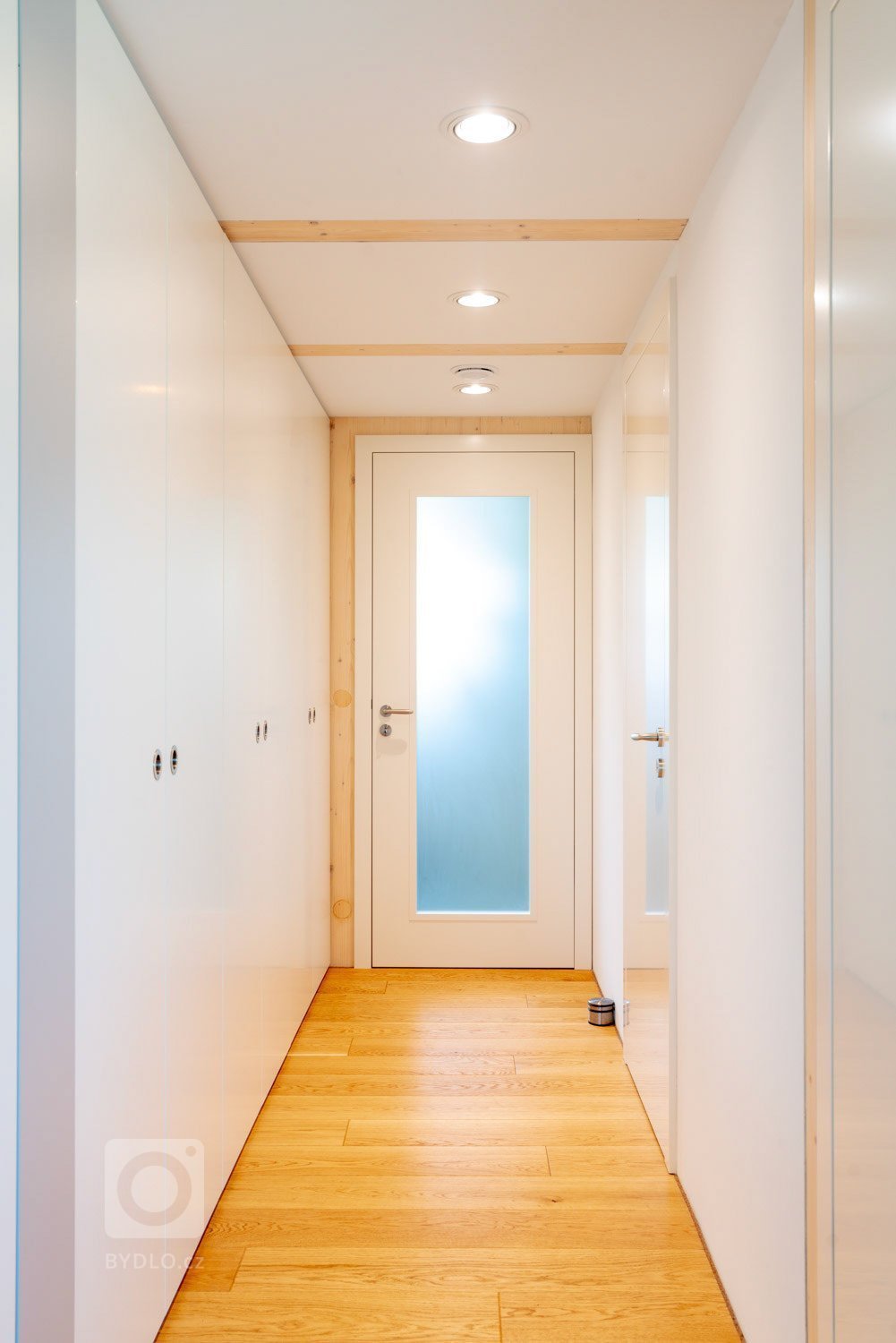 Objekt je dvoupodlažní. V prvním nadzemním podlaží se nachází při severní straně vstup, tento je přístupný po vstupním schodišti vzhledem ke zvolené konstrukci…