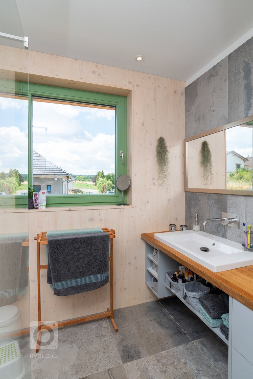 Objekt je dvoupodlažní. V prvním nadzemním podlaží se nachází při severní straně vstup, tento je přístupný po vstupním schodišti vzhledem ke zvolené konstrukci…