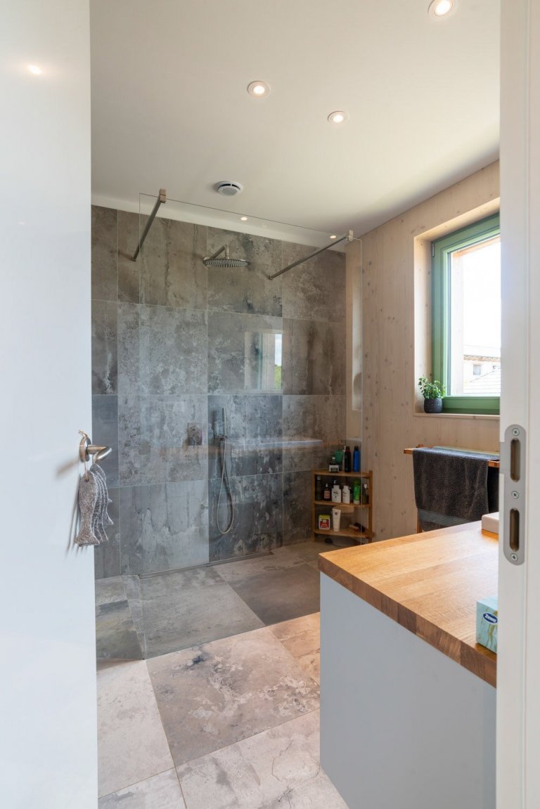 Objekt je dvoupodlažní. V prvním nadzemním podlaží se nachází při severní straně vstup, tento je přístupný po vstupním schodišti vzhledem ke zvolené konstrukci…