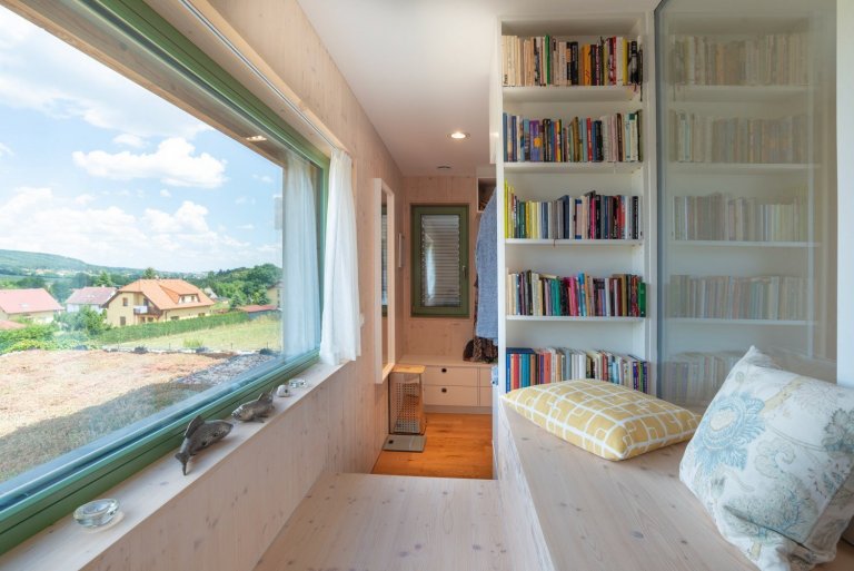 Objekt je dvoupodlažní. V prvním nadzemním podlaží se nachází při severní straně vstup, tento je přístupný po vstupním schodišti vzhledem ke zvolené konstrukci…