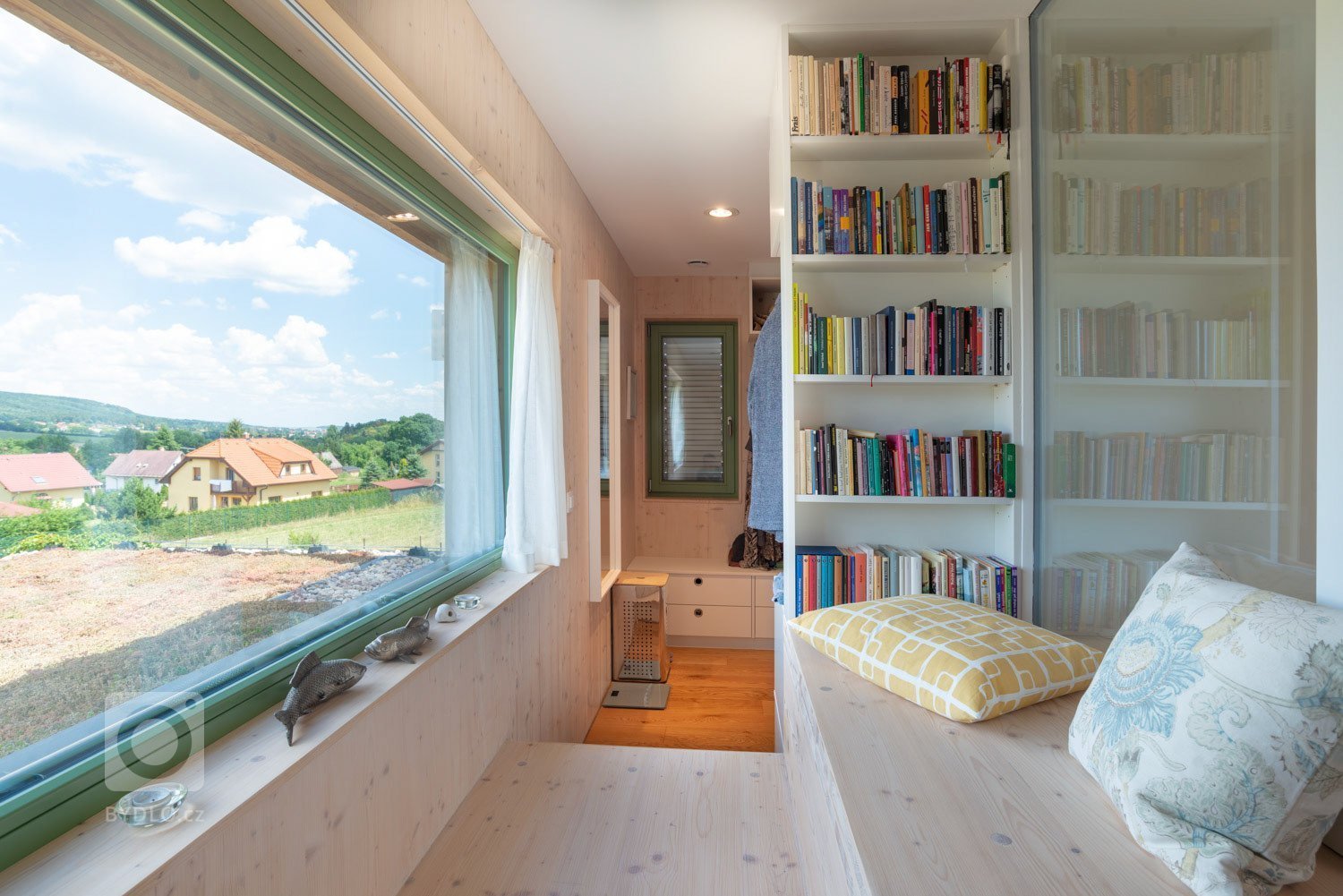 Objekt je dvoupodlažní. V prvním nadzemním podlaží se nachází při severní straně vstup, tento je přístupný po vstupním schodišti vzhledem ke zvolené konstrukci…