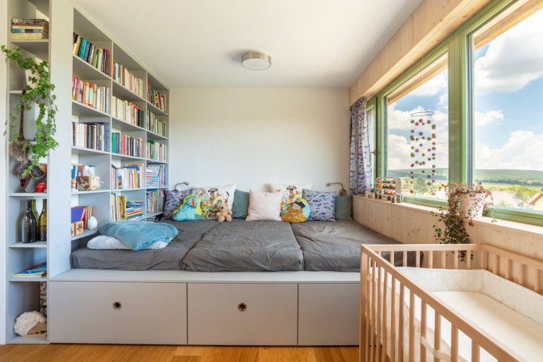 Objekt je dvoupodlažní. V prvním nadzemním podlaží se nachází při severní straně vstup, tento je přístupný po vstupním schodišti vzhledem ke zvolené konstrukci…