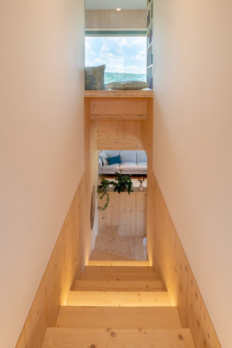 Objekt je dvoupodlažní. V prvním nadzemním podlaží se nachází při severní straně vstup, tento je přístupný po vstupním schodišti vzhledem ke zvolené konstrukci…