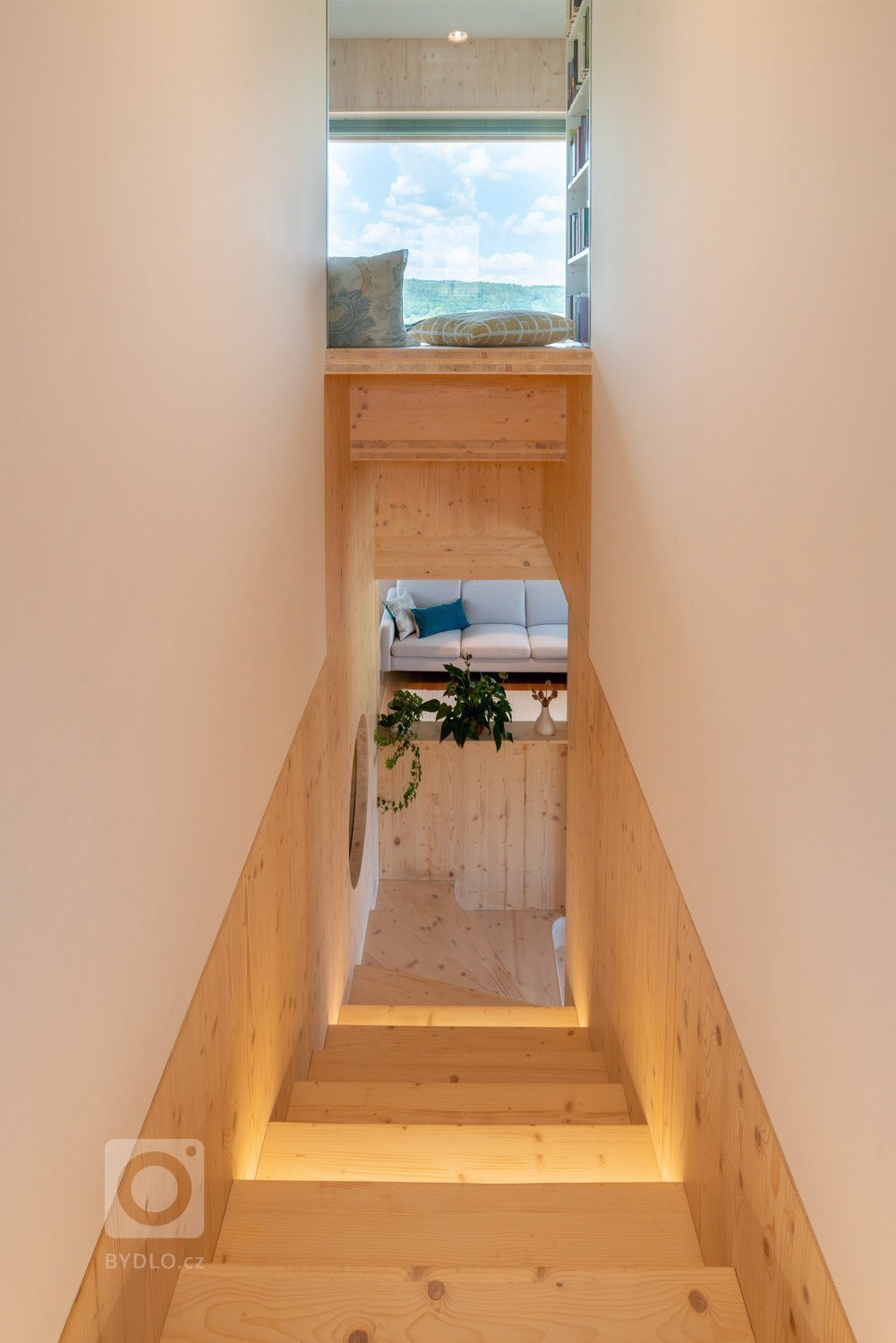 Objekt je dvoupodlažní. V prvním nadzemním podlaží se nachází při severní straně vstup, tento je přístupný po vstupním schodišti vzhledem ke zvolené konstrukci…