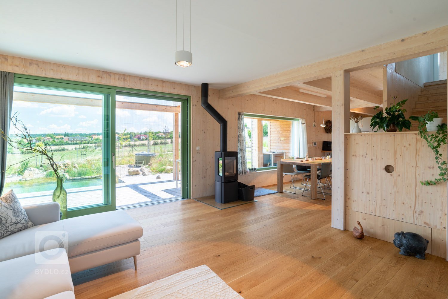 Objekt je dvoupodlažní. V prvním nadzemním podlaží se nachází při severní straně vstup, tento je přístupný po vstupním schodišti vzhledem ke zvolené konstrukci…