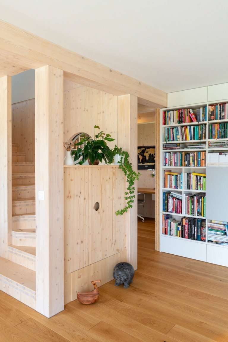 Objekt je dvoupodlažní. V prvním nadzemním podlaží se nachází při severní straně vstup, tento je přístupný po vstupním schodišti vzhledem ke zvolené konstrukci…