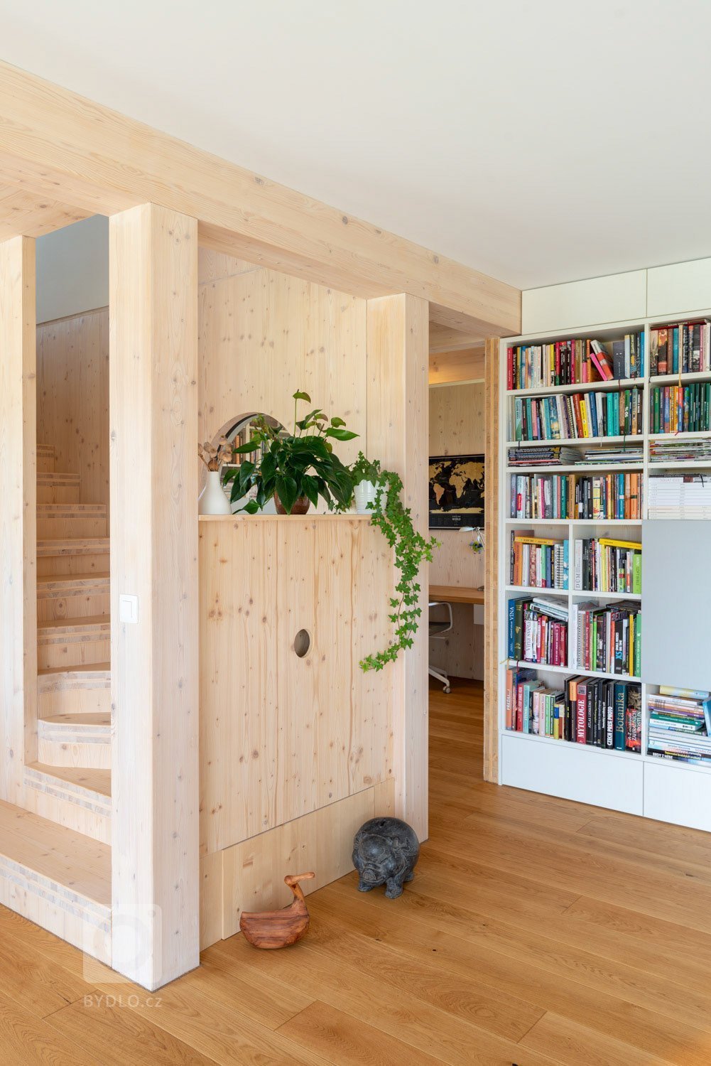 Objekt je dvoupodlažní. V prvním nadzemním podlaží se nachází při severní straně vstup, tento je přístupný po vstupním schodišti vzhledem ke zvolené konstrukci…