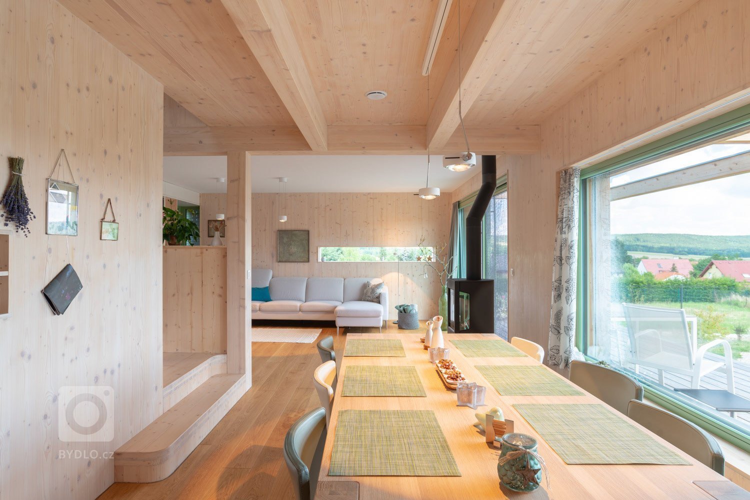 Objekt je dvoupodlažní. V prvním nadzemním podlaží se nachází při severní straně vstup, tento je přístupný po vstupním schodišti vzhledem ke zvolené konstrukci…